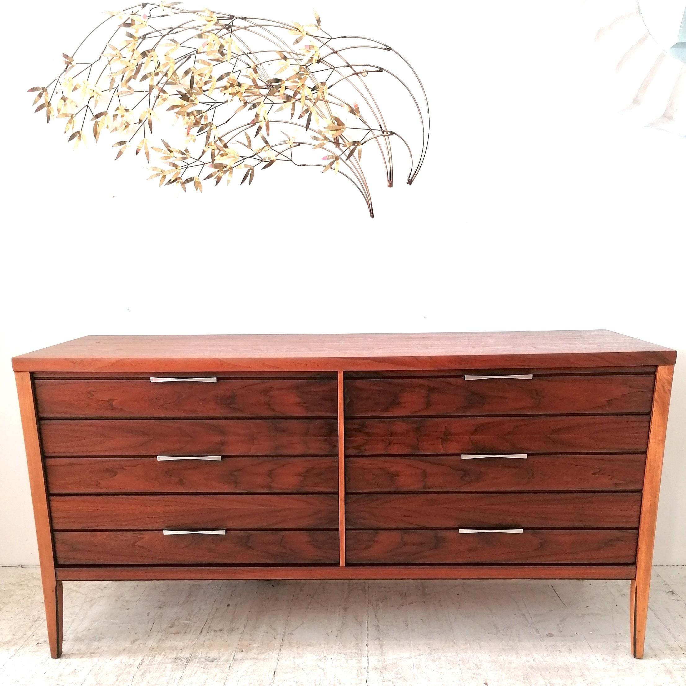 Mid century Tuxedo walnut dresser / sideboard with 6 drawers by Lane Furniture, 1960s. This range is named Tuxedo because of the bow tie-shaped ebony inlay details on the top. The brushed cast aluminium handles are also shaped like elongated bow