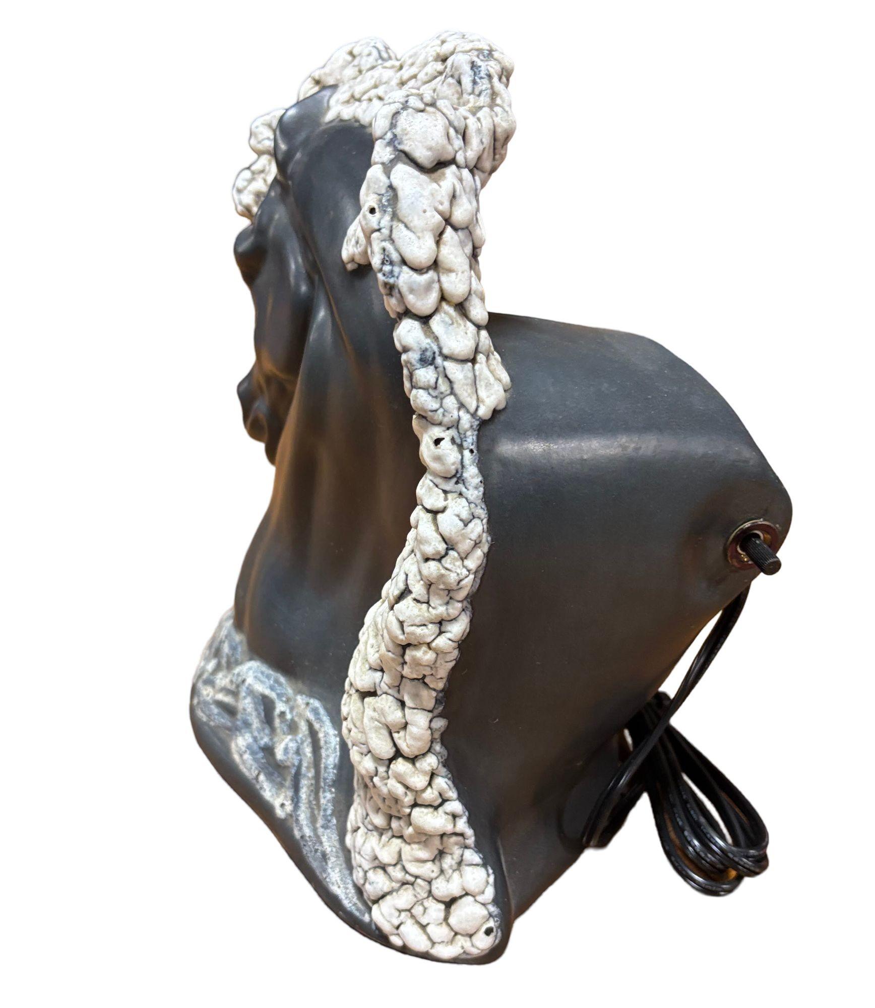 Lámpara de TV de Mediano Siglo Busto de Caballo Gris y Blanco mediados del siglo XX en venta