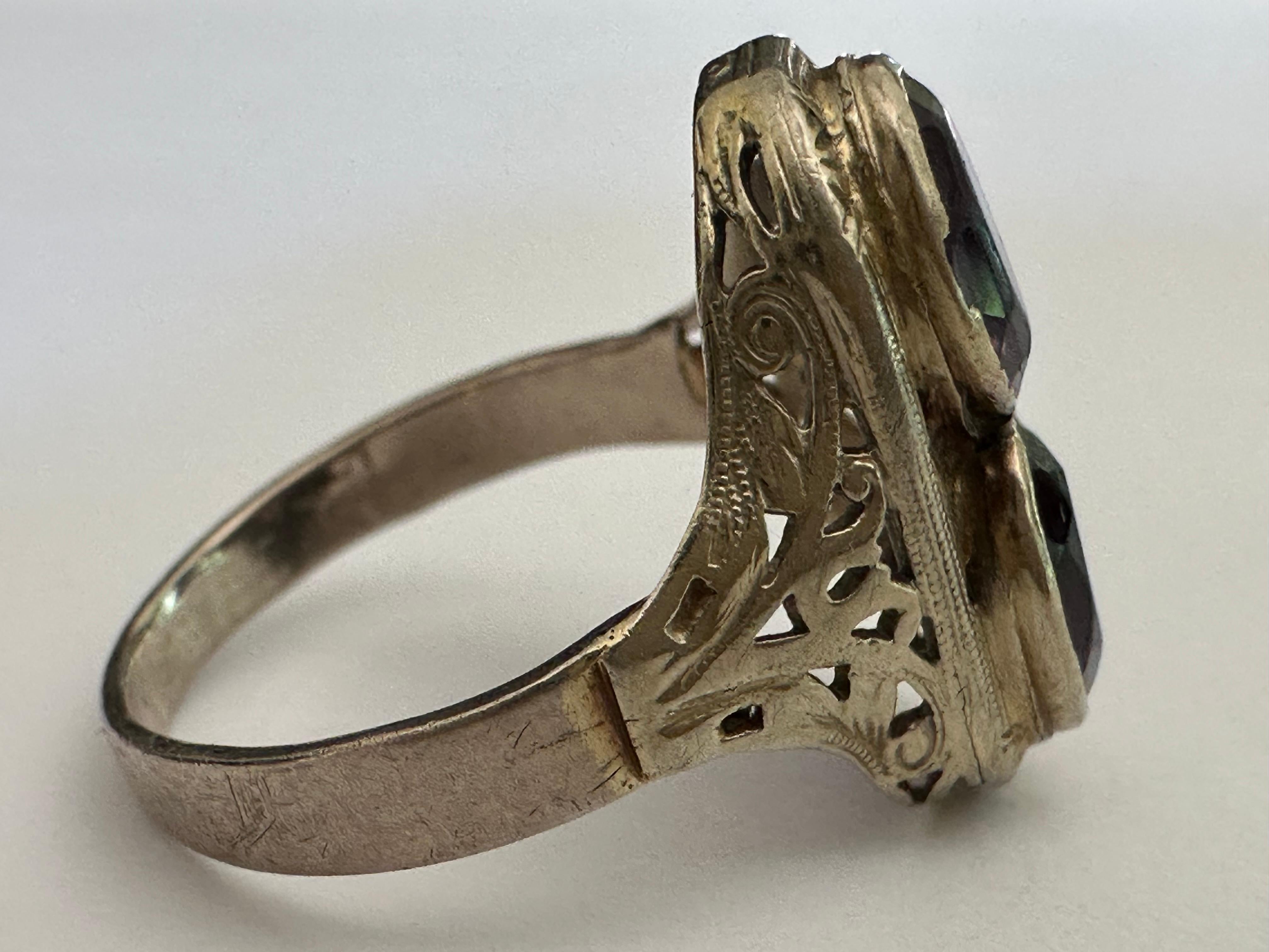 Zwillingsring aus der Mitte des Jahrhunderts mit Amethyst und Filigran im Zustand „Gut“ im Angebot in Denver, CO