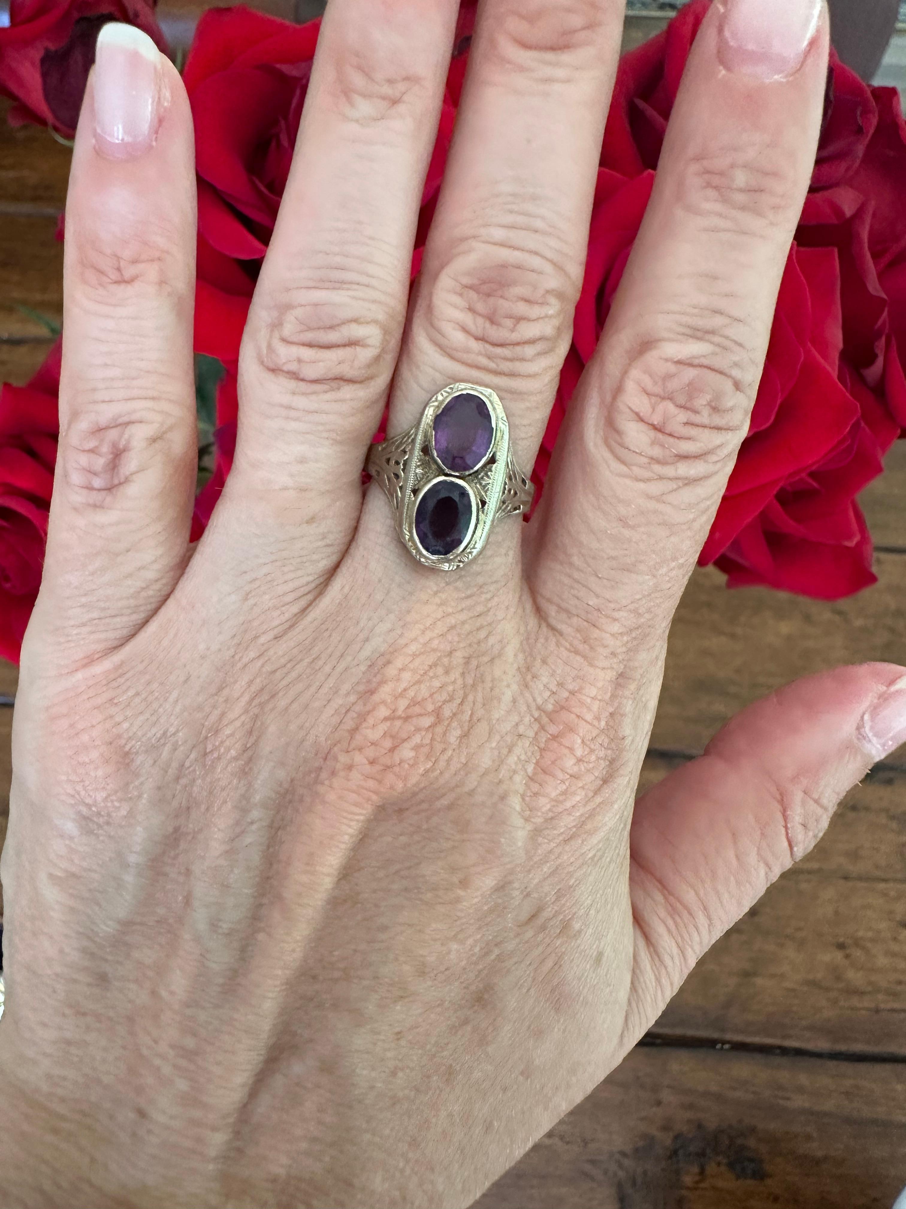 Zwillingsring aus der Mitte des Jahrhunderts mit Amethyst und Filigran im Angebot 1