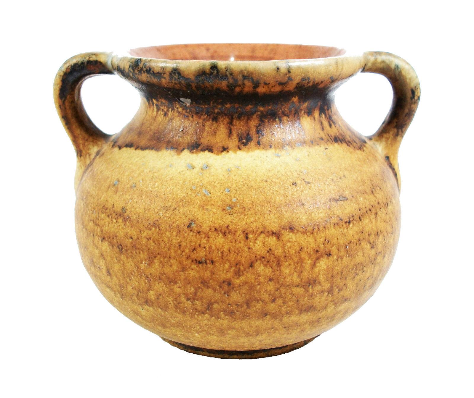 Vernissé Vase à deux poignées en céramique du milieu du siècle dernier - glaçure mate - W. Allemagne - vers les années 1950 en vente