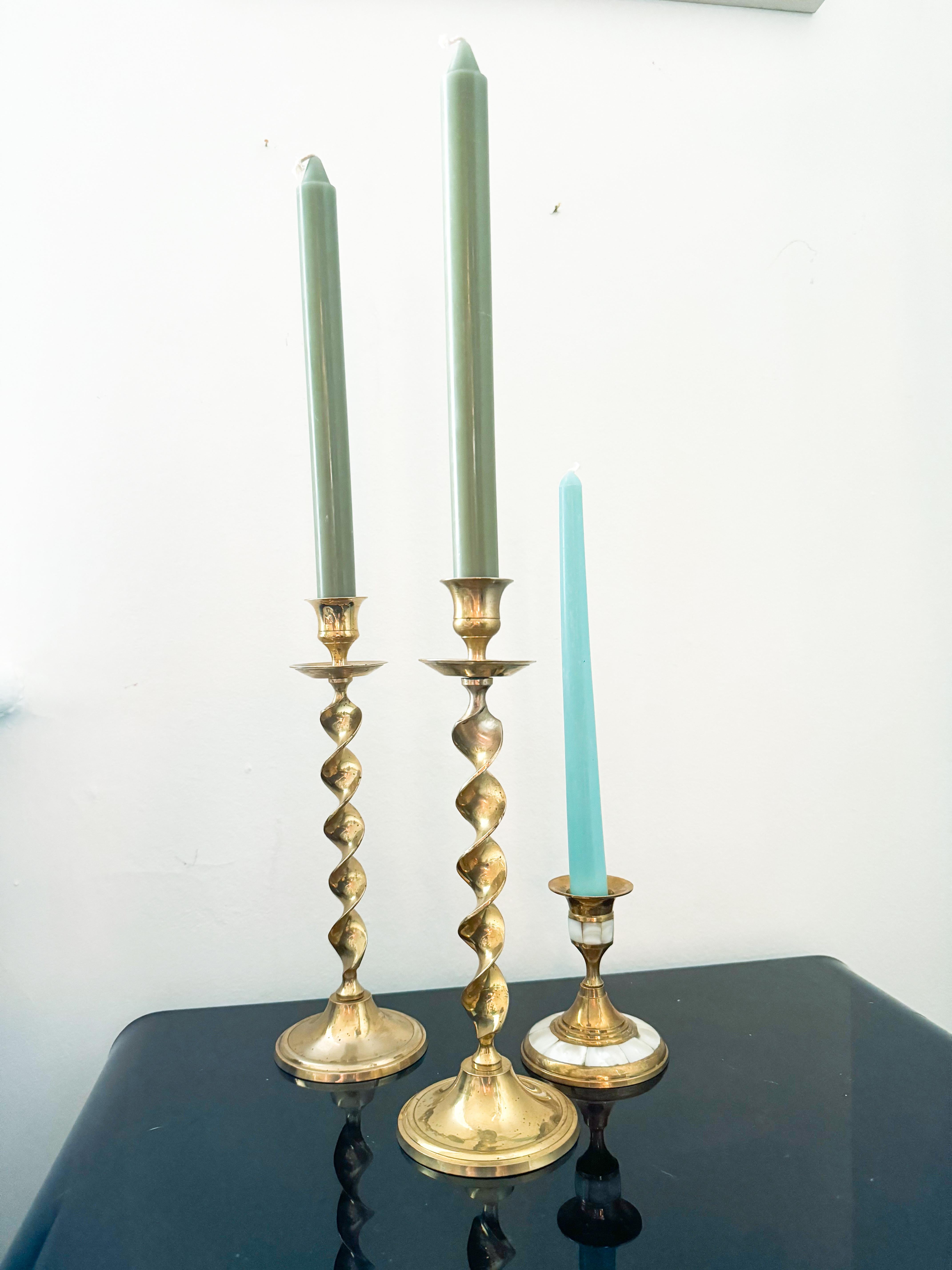Un design classico con un tocco interessante, questa coppia di portacandele in ottone del Mid-Century combina un'eleganza senza tempo con un fascino scultoreo. Realizzata in ottone, la forma attorcigliata aggiunge un tocco dinamico e artistico