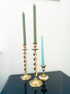 Pareja de candelabros de latón retorcido de mediados de siglo