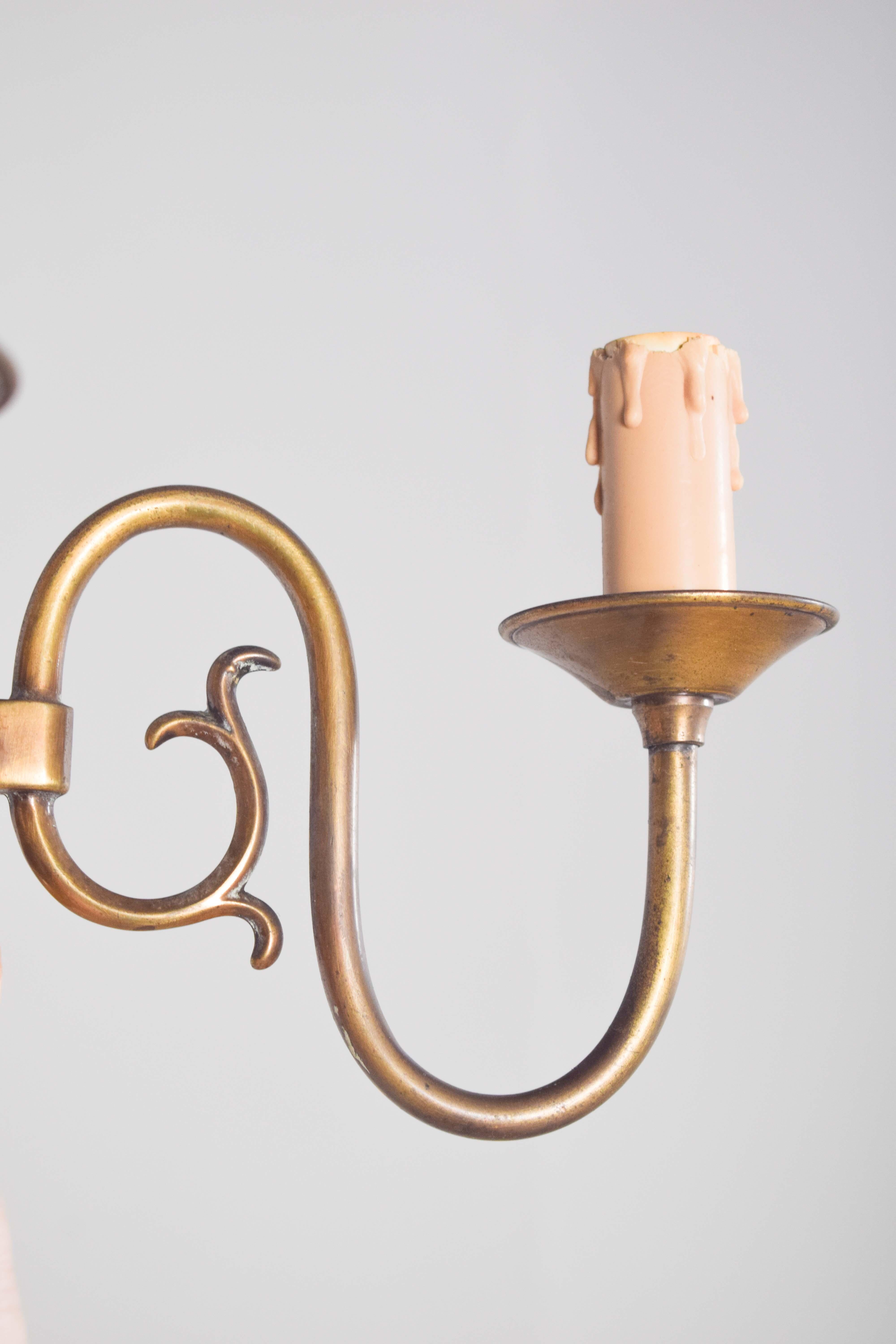 Inglese Applique a due bracci di metà secolo in ottone in vendita