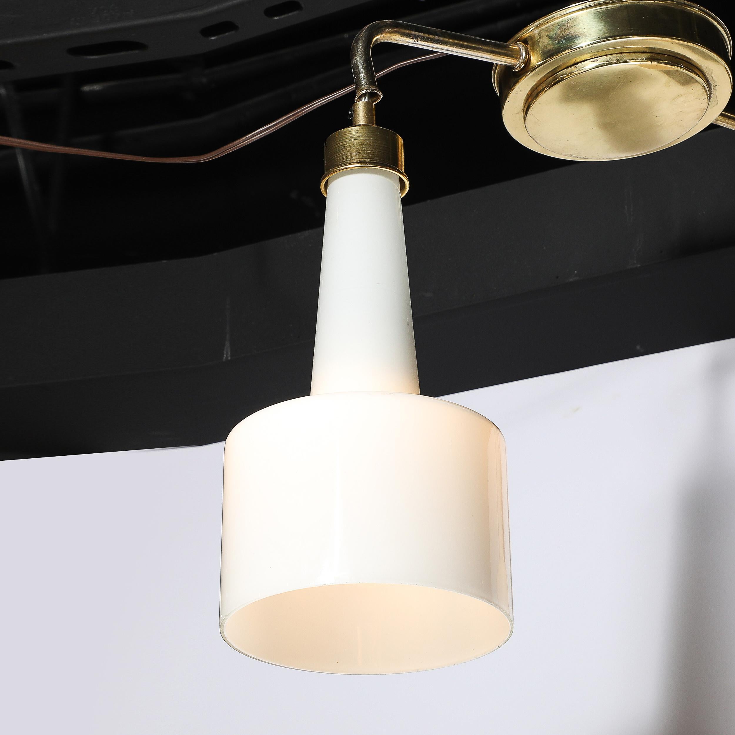 Lampadario a sospensione a due bracci di metà secolo in vetro latte modellato con finiture in ottone in vendita 4