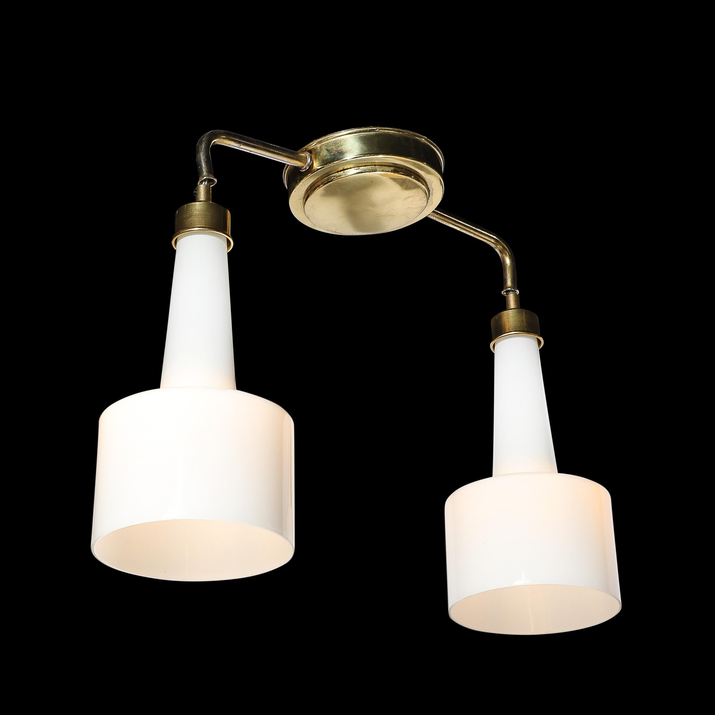 Mid-Century moderno Lampadario a sospensione a due bracci di metà secolo in vetro latte modellato con finiture in ottone in vendita