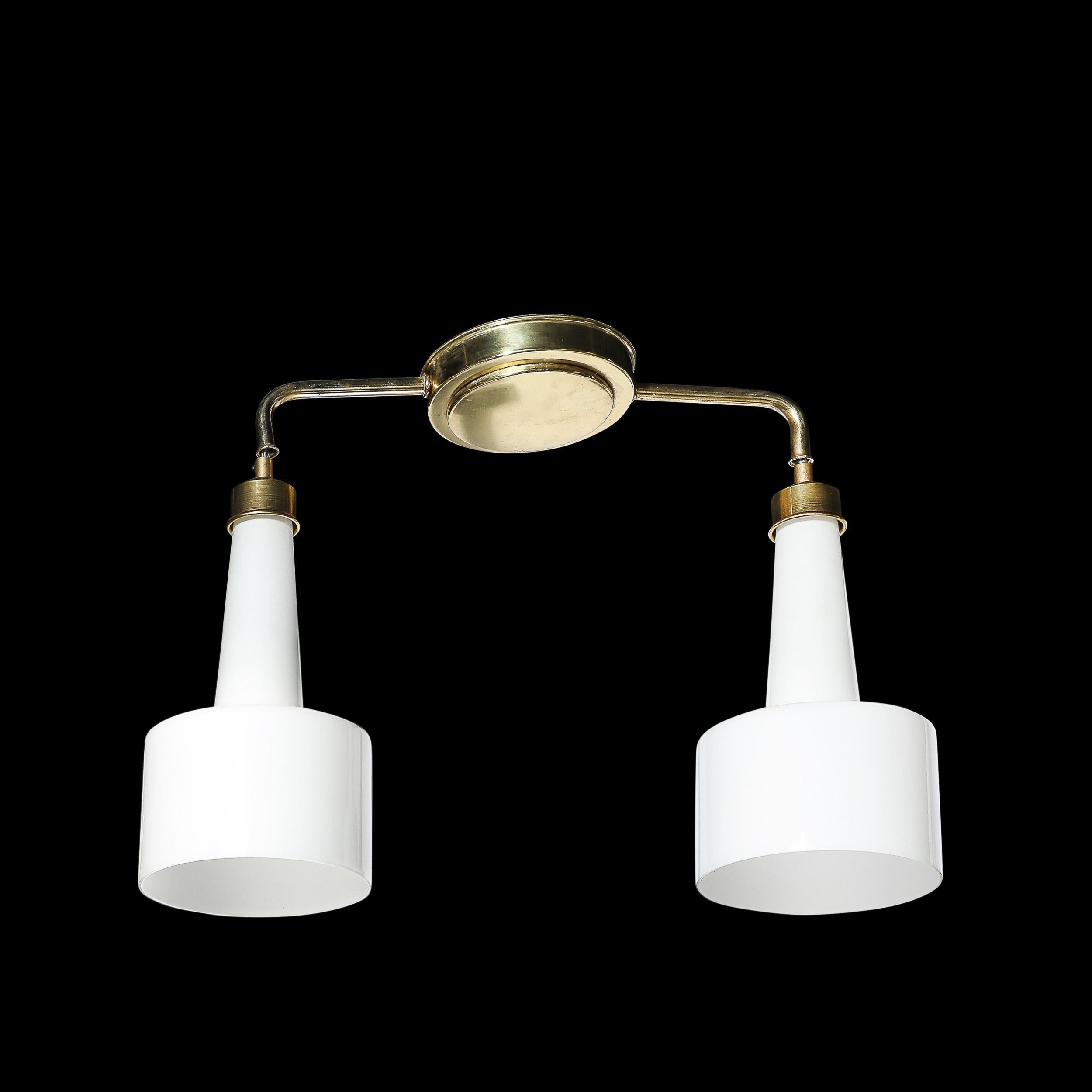 Italiano Lampadario a sospensione a due bracci di metà secolo in vetro latte modellato con finiture in ottone in vendita