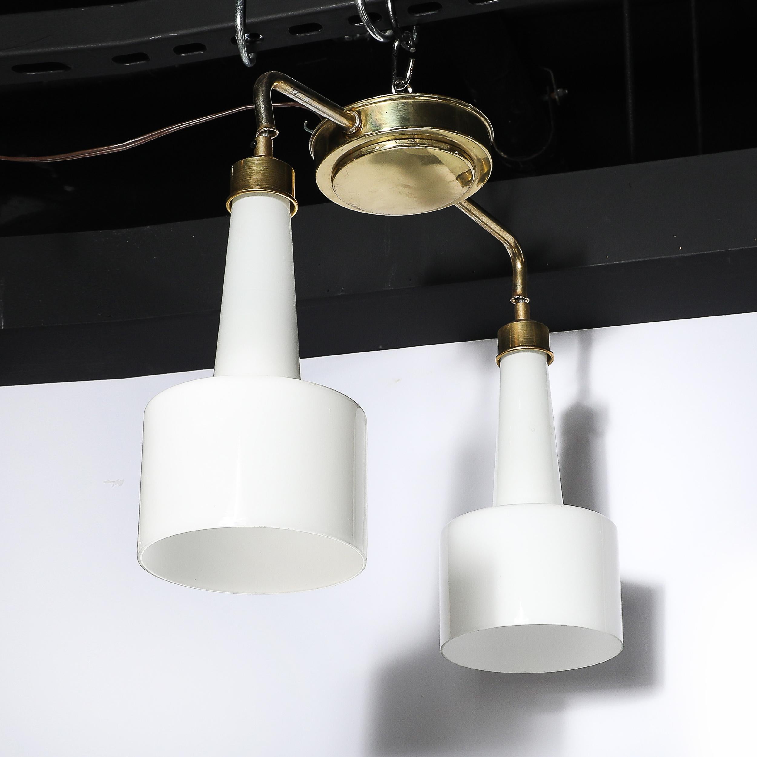 Lampadario a sospensione a due bracci di metà secolo in vetro latte modellato con finiture in ottone In condizioni ottime in vendita a New York, NY