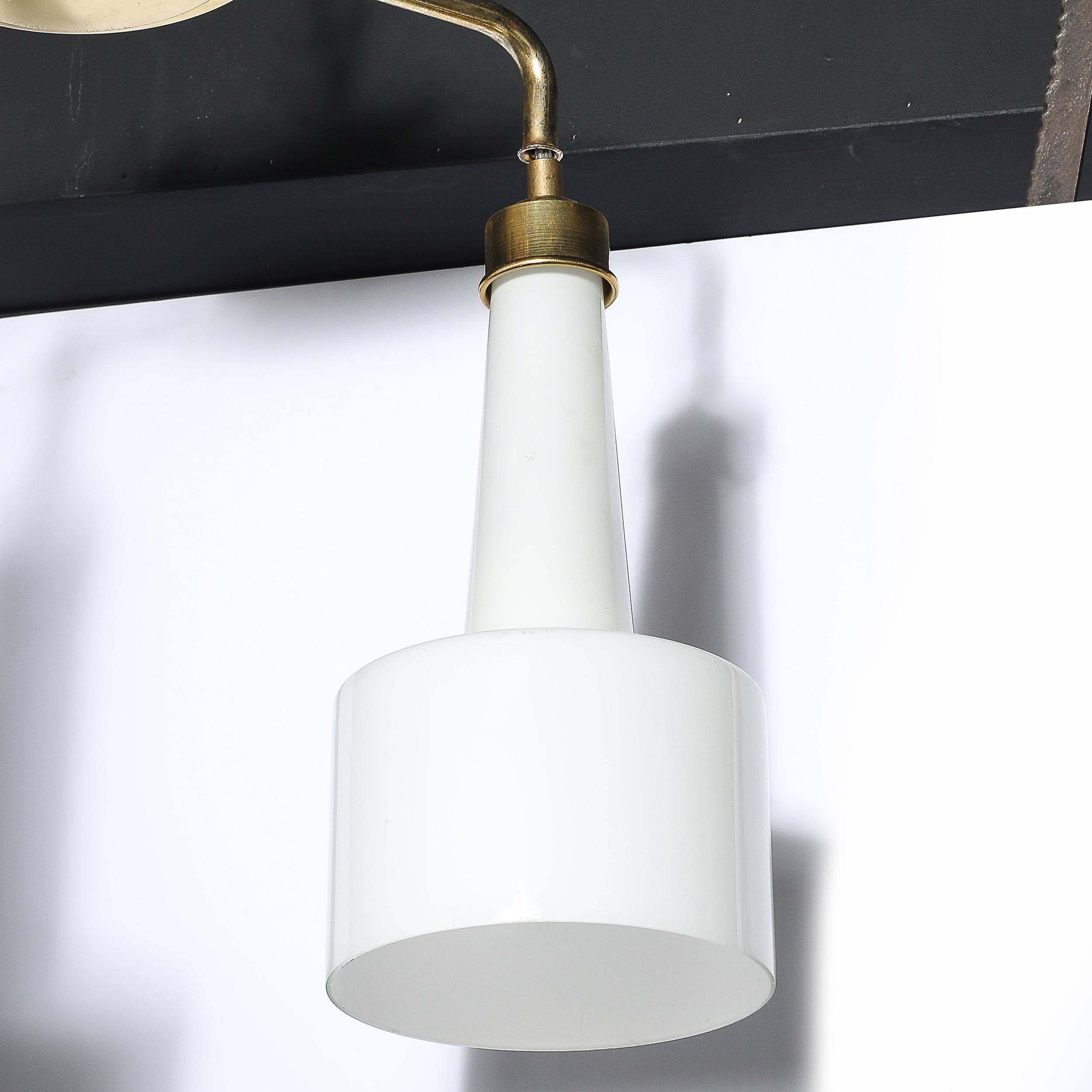 Metà XX secolo Lampadario a sospensione a due bracci di metà secolo in vetro latte modellato con finiture in ottone in vendita