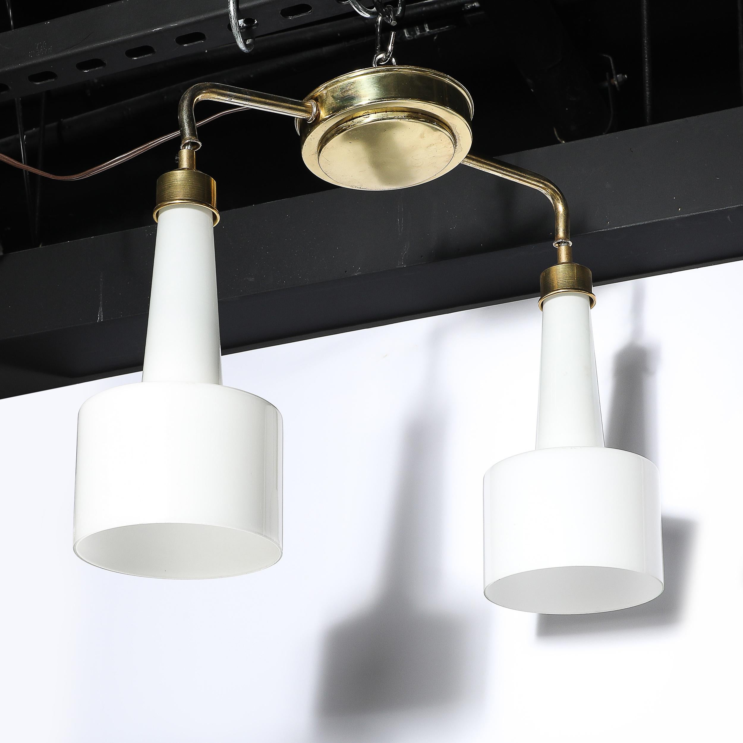 Ottone Lampadario a sospensione a due bracci di metà secolo in vetro latte modellato con finiture in ottone in vendita