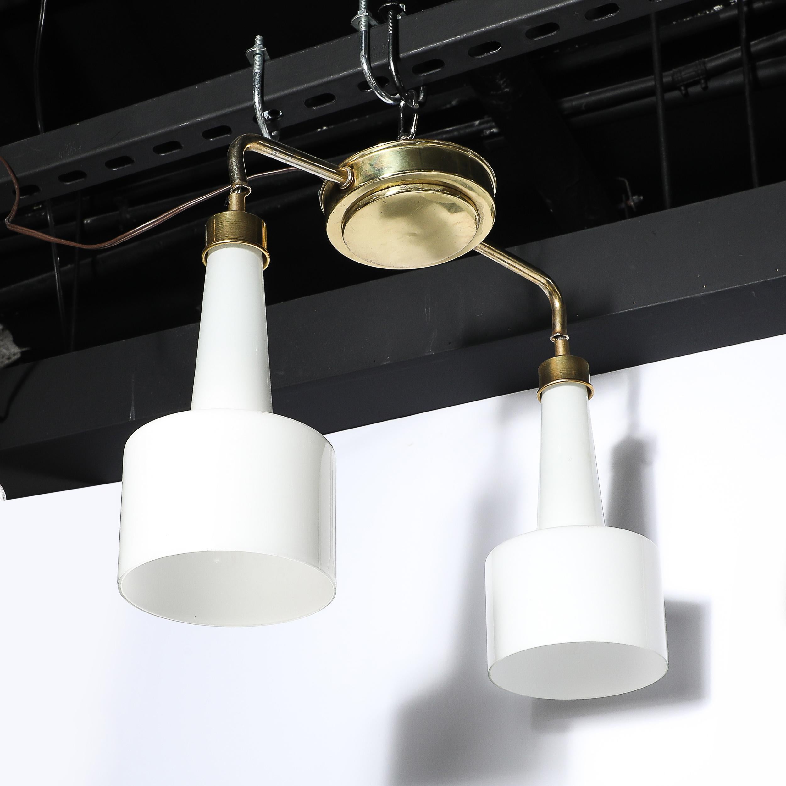 Lampadario a sospensione a due bracci di metà secolo in vetro latte modellato con finiture in ottone in vendita 1