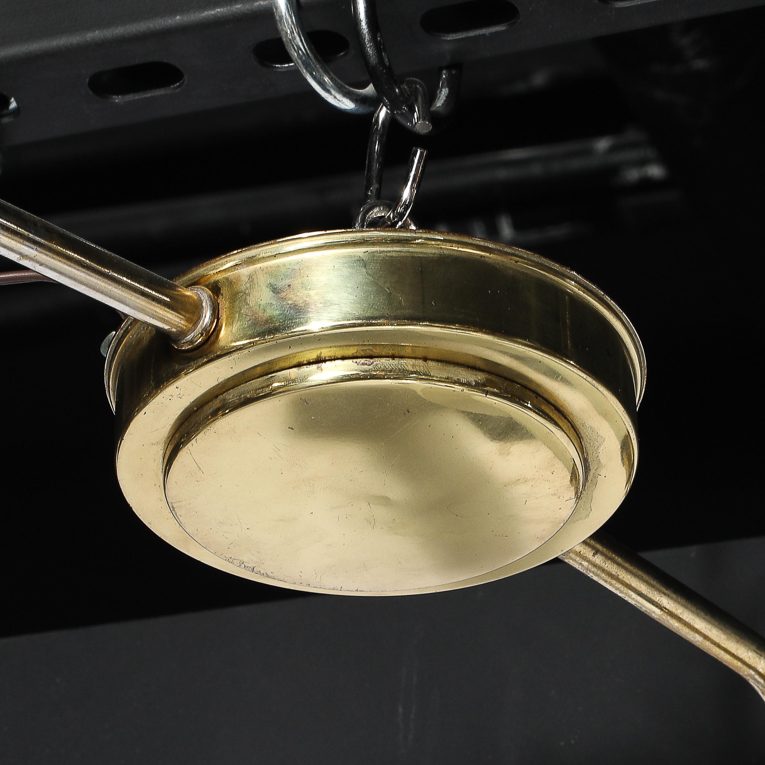 Lampadario a sospensione a due bracci di metà secolo in vetro latte modellato con finiture in ottone in vendita 2