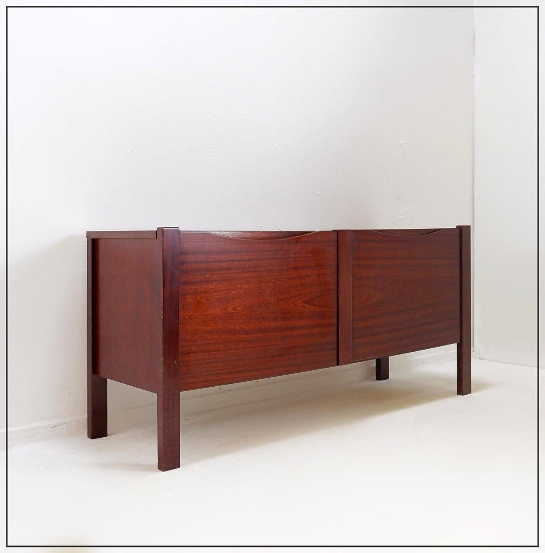 Credenza a due ante di metà secolo - Anni '60
Vintage - minimalista - moderno di metà secolo
Misure: 114x40cm H. 56,5cm 
Usura tipica dell'età e dell'uso: alcuni danni alla parte superiore.