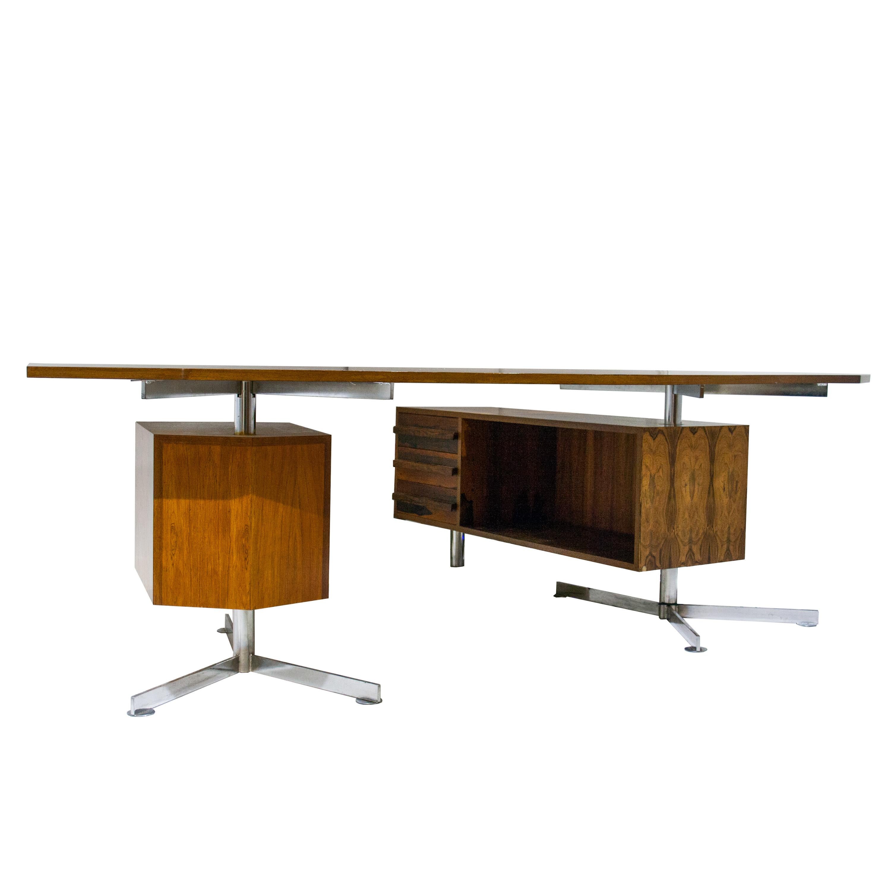 Osvaldo Borsani´s T96 two moduled desk composed by curved topped table, drawer unit and sideboard with drawers.
Made in mahogany with chromed steel joints and legs.

