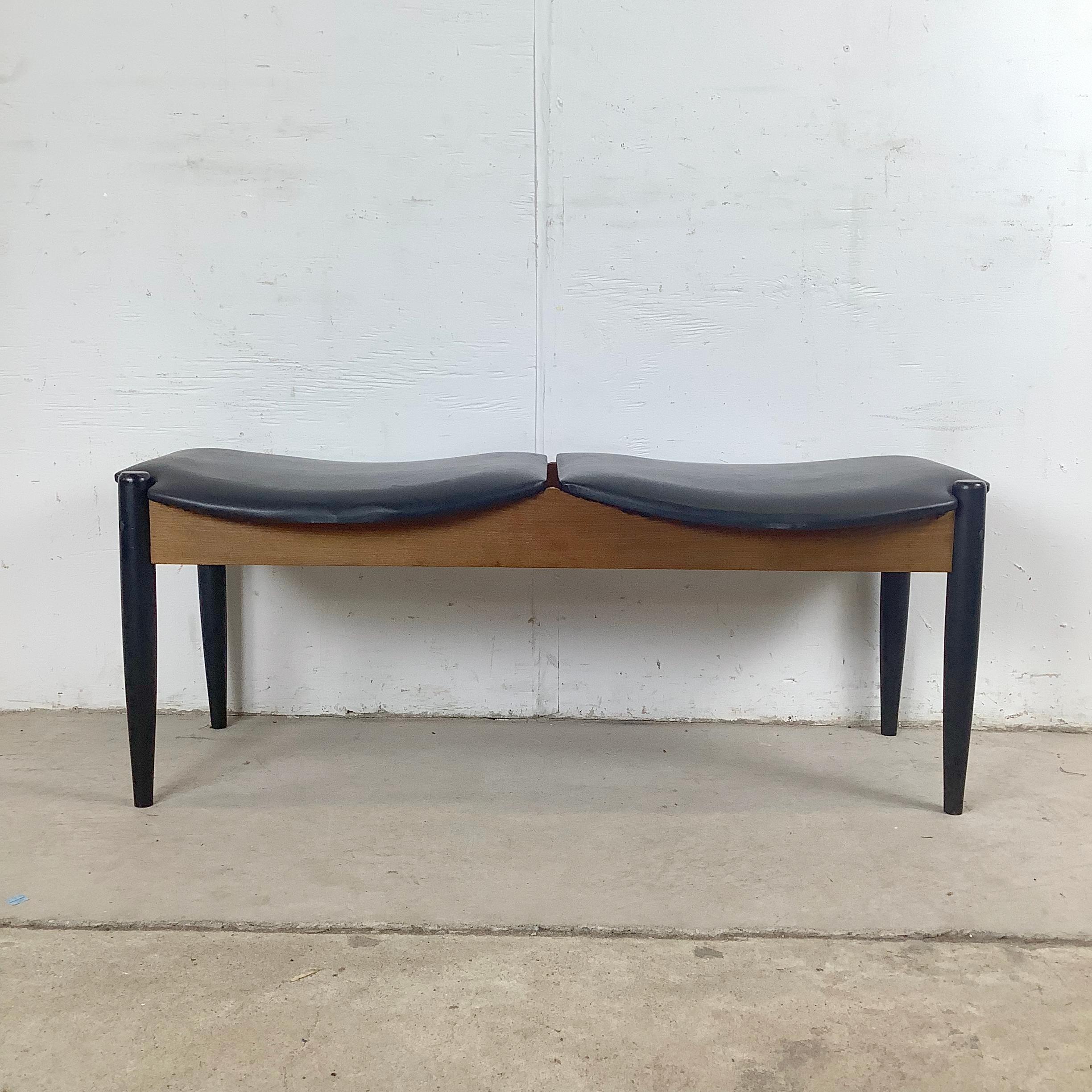Cette banquette à deux places du milieu du siècle, attribuée à Arthur Eleg pour John Stuart, Inc., capture l'élégance épurée et la sensibilité sculpturale du design du modernisme des années 1950. Avec ses lignes épurées, ses proportions pratiques et