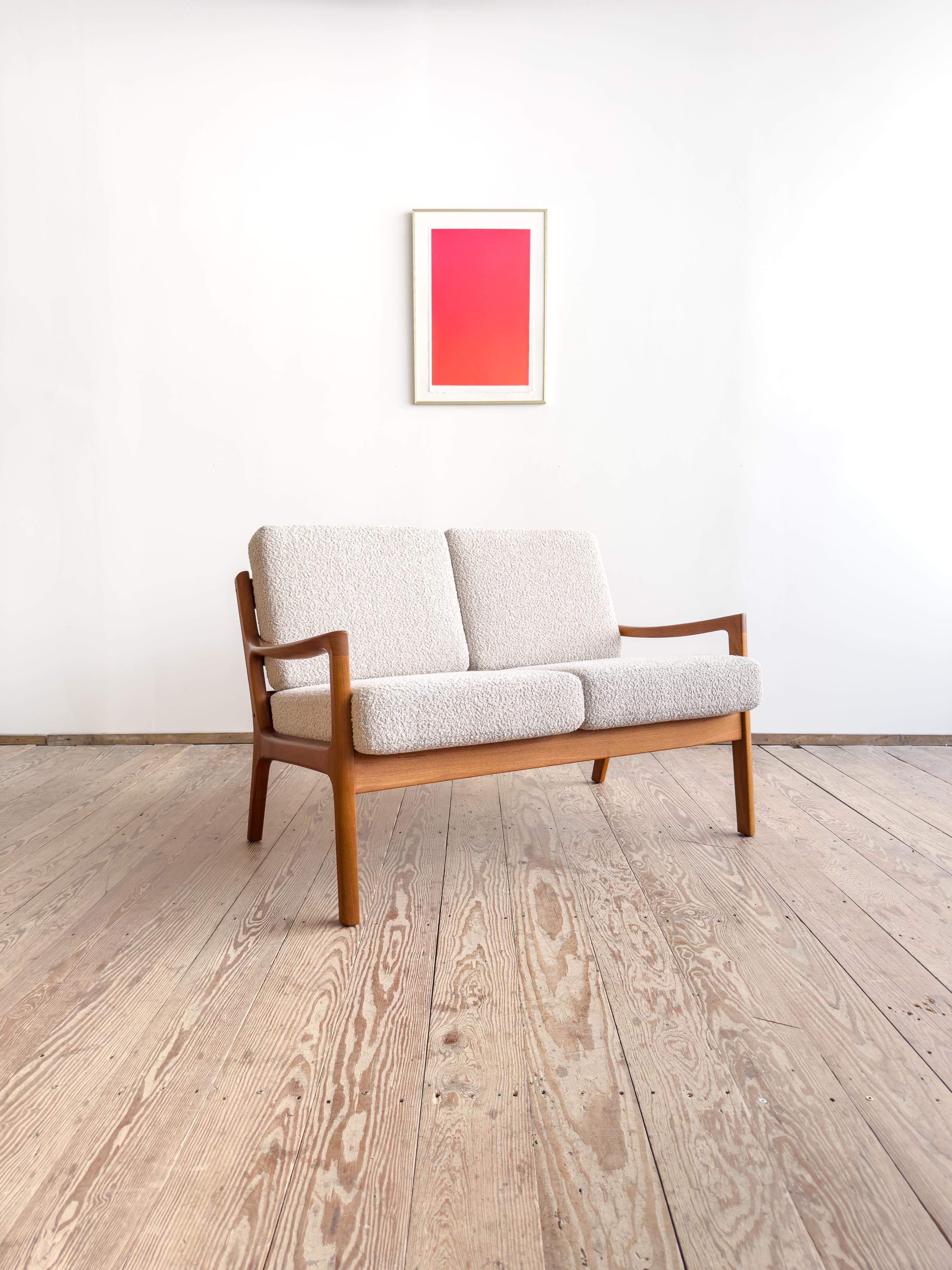 Dimensioni: circa 125 × 75 × 80 cm (49,2 × 29,5 × 31,5 in)
(Larghezza × Altezza × Profondità)

Elegante divano a due posti in stile Mid-Century moderno di Ole Wanscher, prodotto da France & Son (Cado) come parte dell'iconica serie Senator.