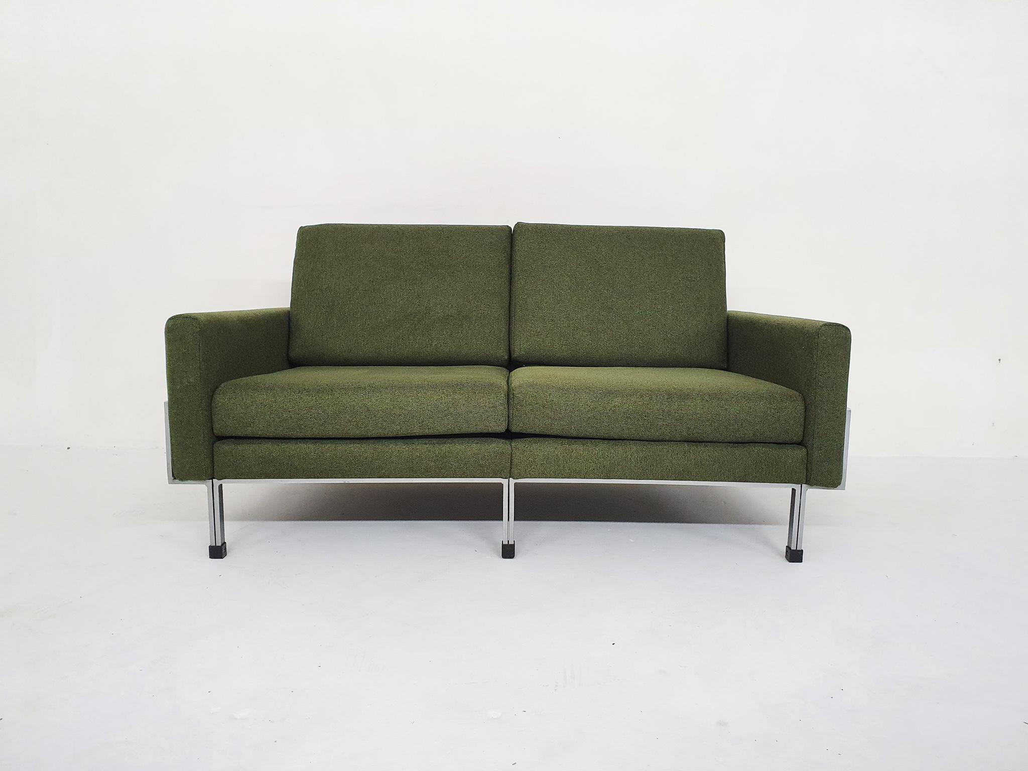 Very nice vintage sofa. We have re-upholstered it in green fabric, and it has new filling. The sofa has a metal base, which reminds us of the Knoll parallel sofa. In good condition.