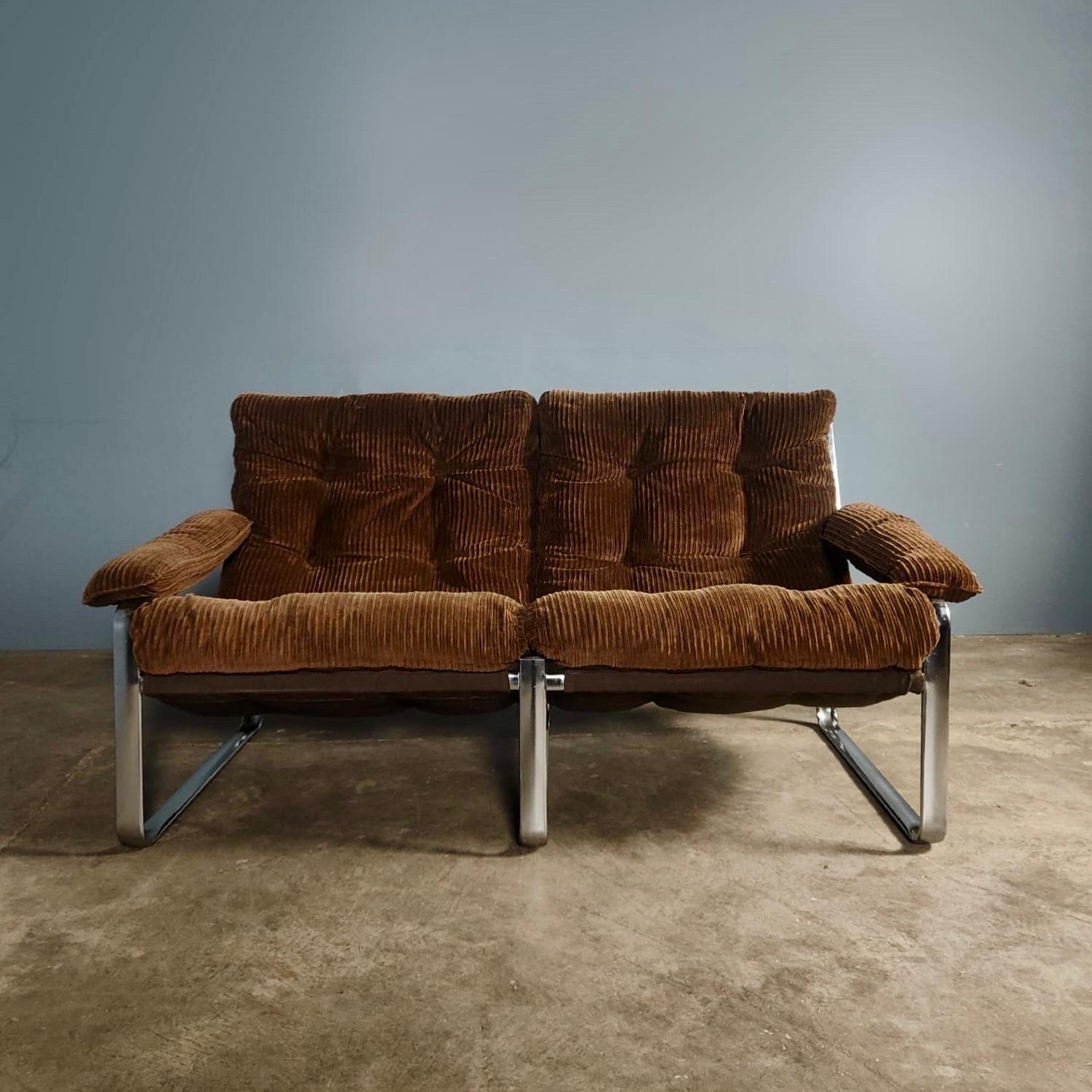 Neuer Bestand ✅

Mid Century Two Seater Brown Cord Sling Sofa von Gillis Lundgren für Ikea Vintage Retro MCM

Unglaublich schönes, zweisitziges Sling-Sofa, entworfen von dem berühmten schwedischen Designer Gillis Lundgren für Ikea aus der Mitte des