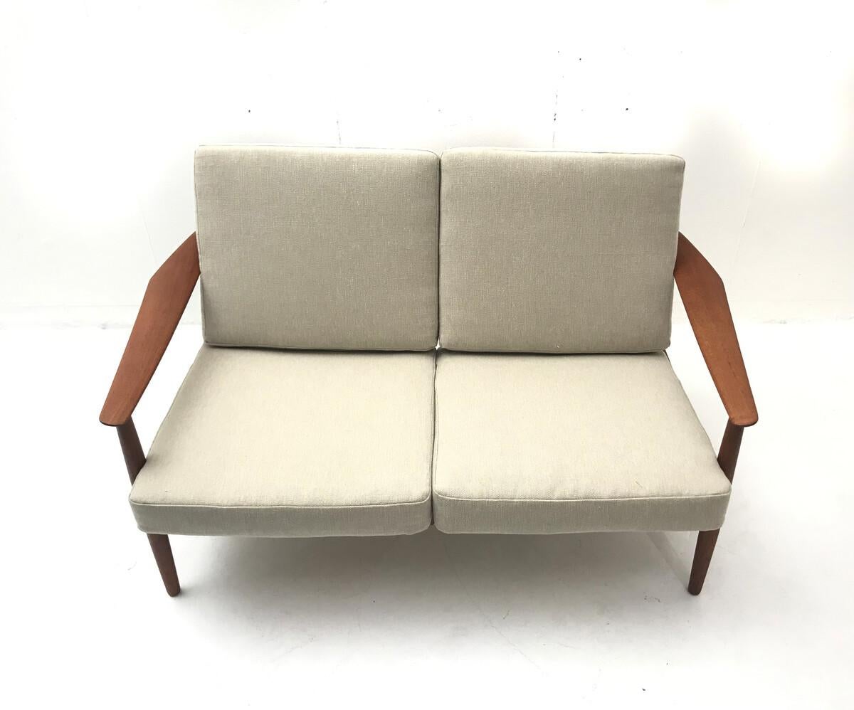 Mid-Century two seater sofa model 164, by Arne Vodder for France&son In Good Condition For Sale In Brussels , BE