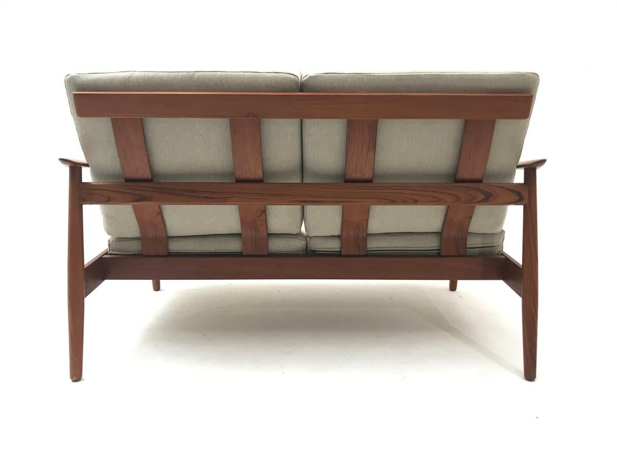Mid-Century two seater sofa model 164, by Arne Vodder for France&son For Sale 1