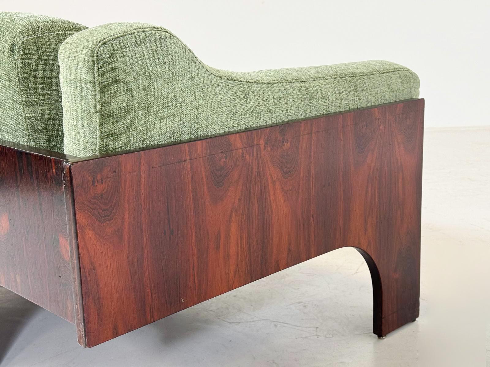 Divano a due posti Oriolo di Claudio Salocchi per Sormani Wood e Greene & Greene - Italia 1960s 
Claudio Salocchi (nato a Milano, 1934-2012) è stato un designer e architetto italiano di mobili e industrie. Si è laureato in architettura al