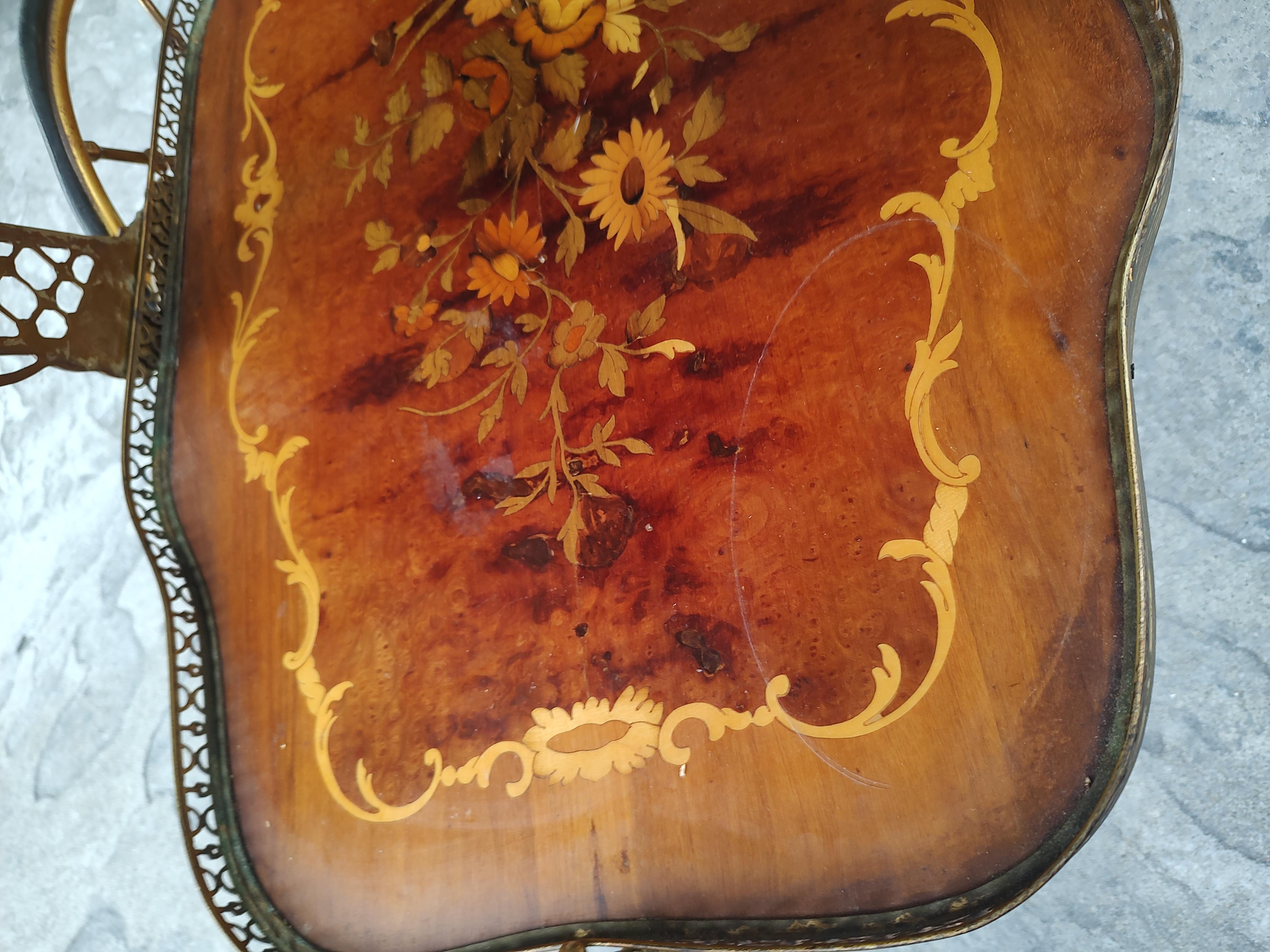 Chariot de bar à deux niveaux en laiton et marqueterie laquée Italie C1950 en vente 2