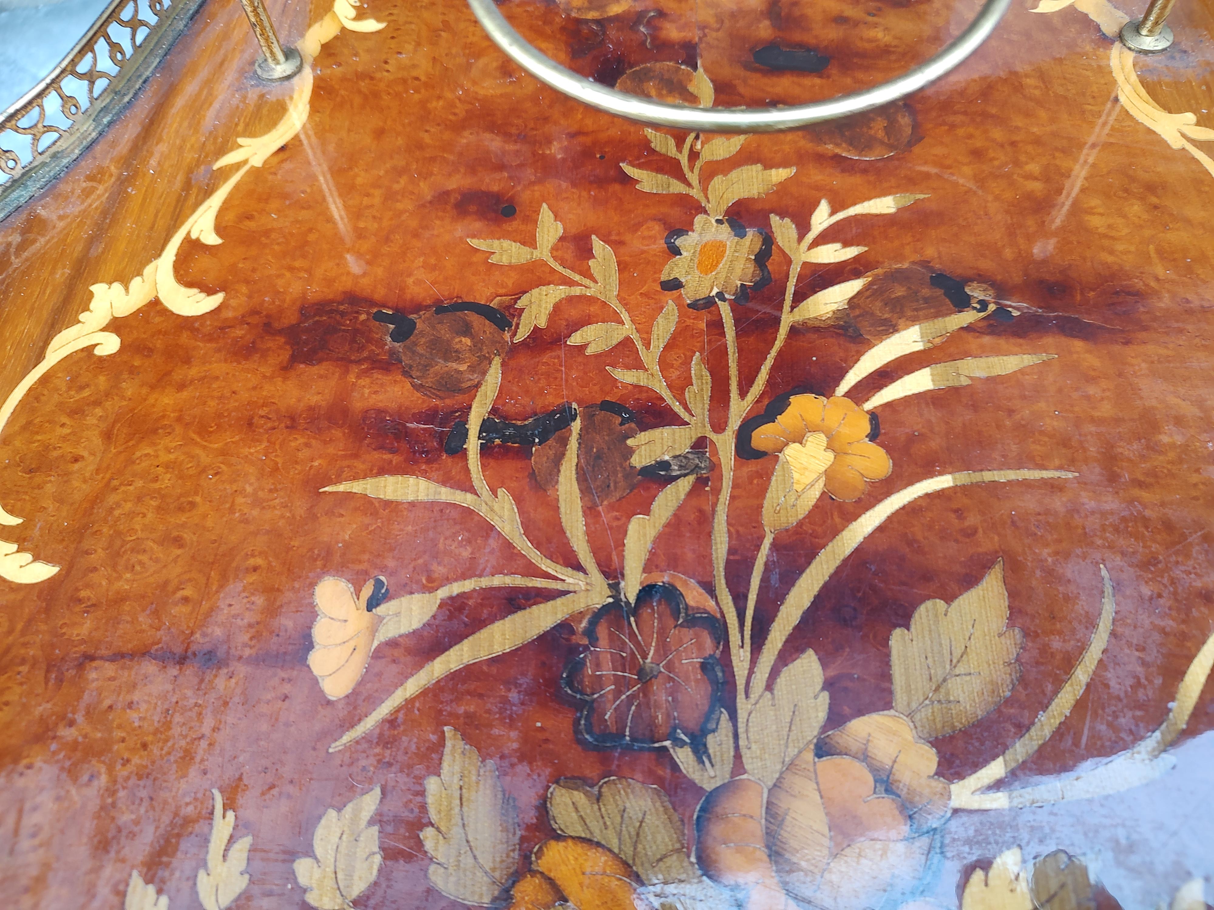 Chariot de bar à deux niveaux en laiton et marqueterie laquée Italie C1950 en vente 5