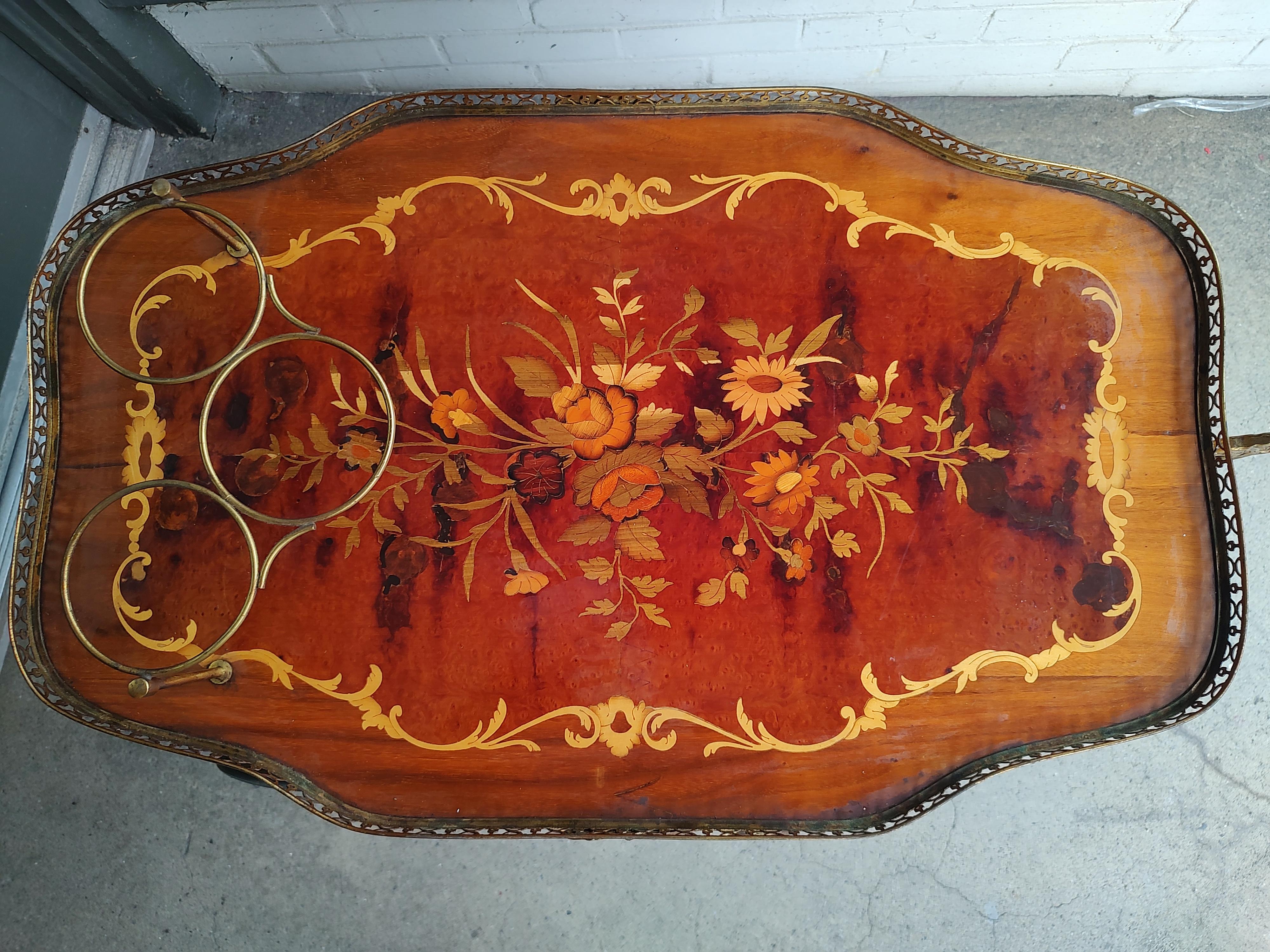Chariot de bar à deux niveaux en laiton et marqueterie laquée Italie C1950 en vente 9
