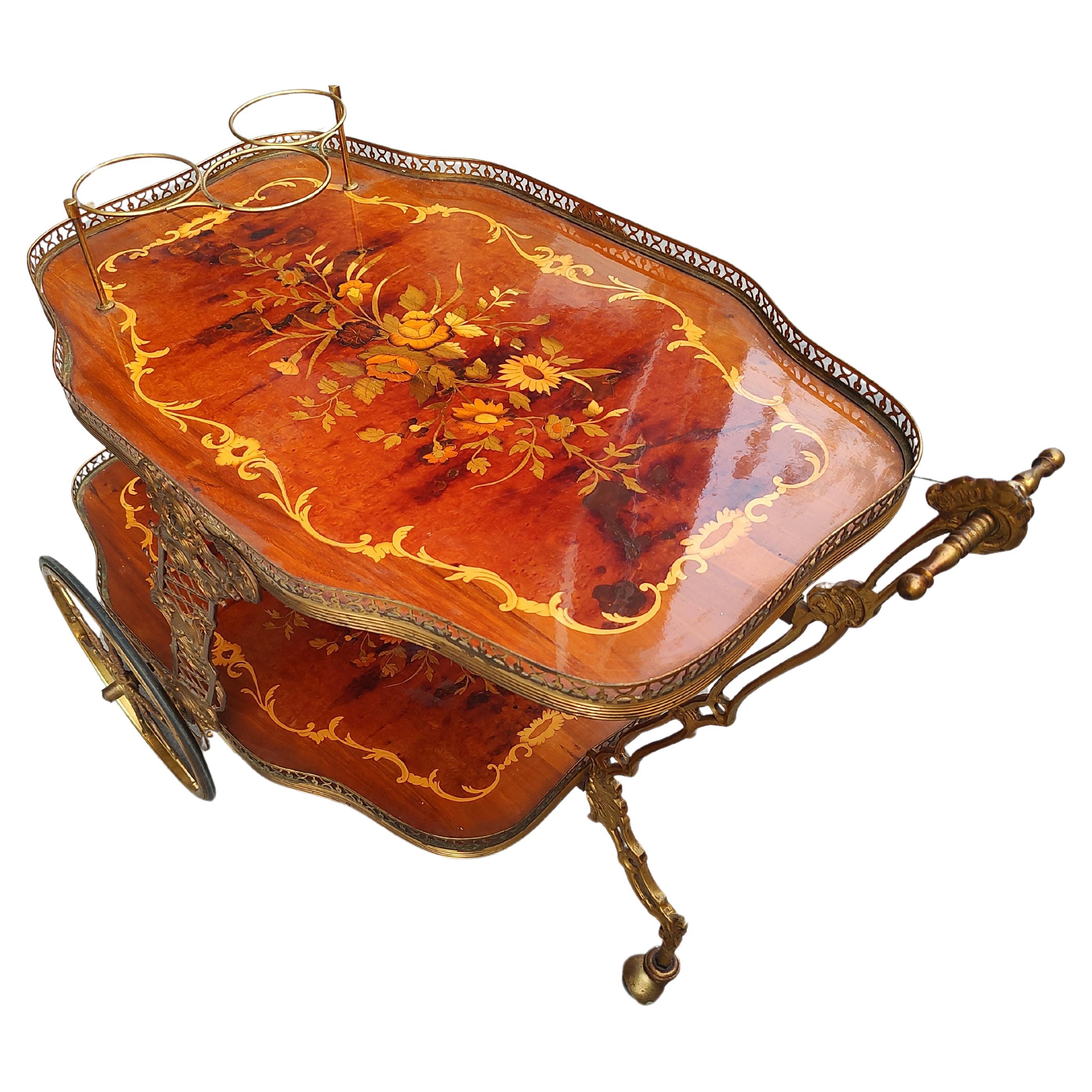 Hollywood Regency Chariot de bar à deux niveaux en laiton et marqueterie laquée Italie C1950 en vente