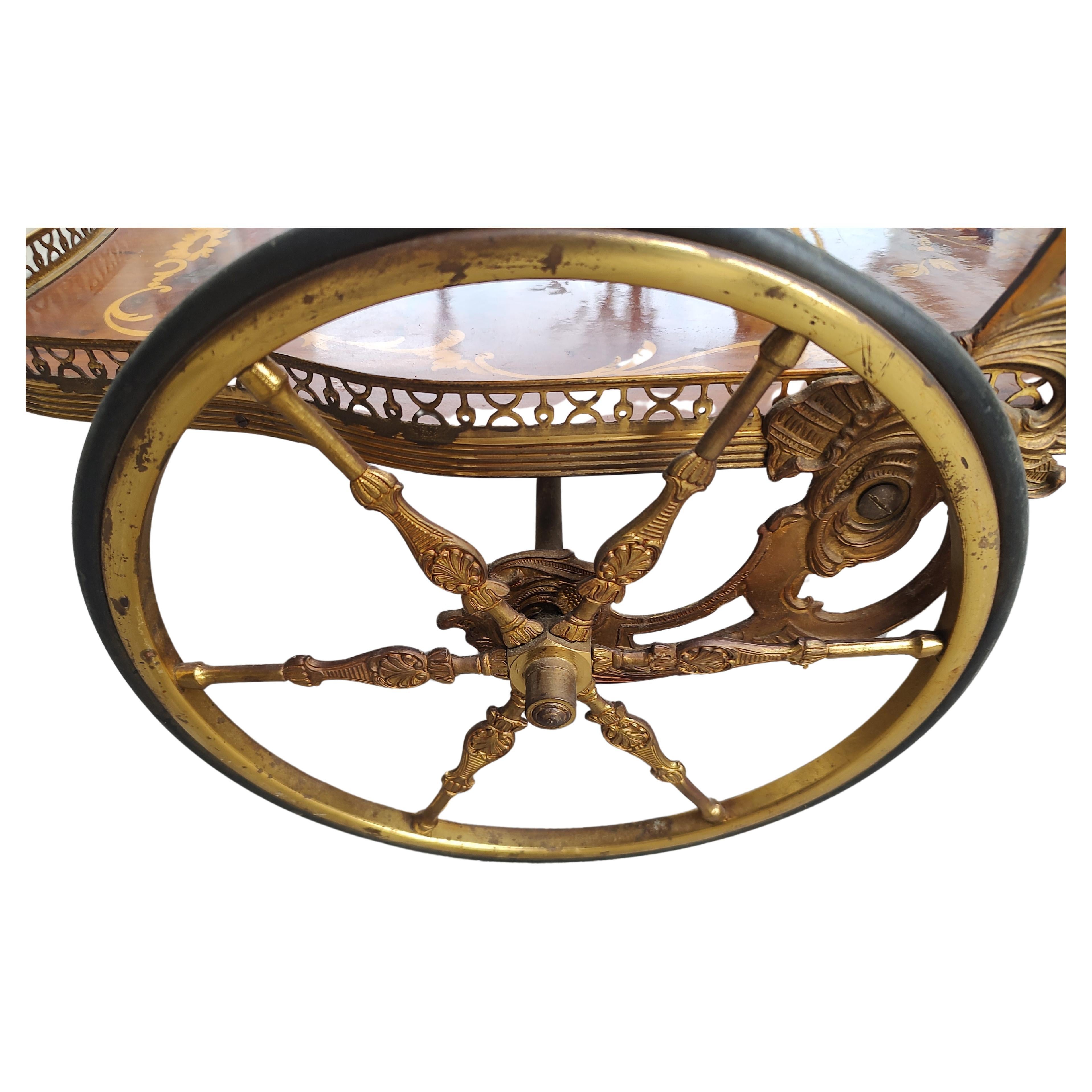 Milieu du XXe siècle Chariot de bar à deux niveaux en laiton et marqueterie laquée Italie C1950 en vente