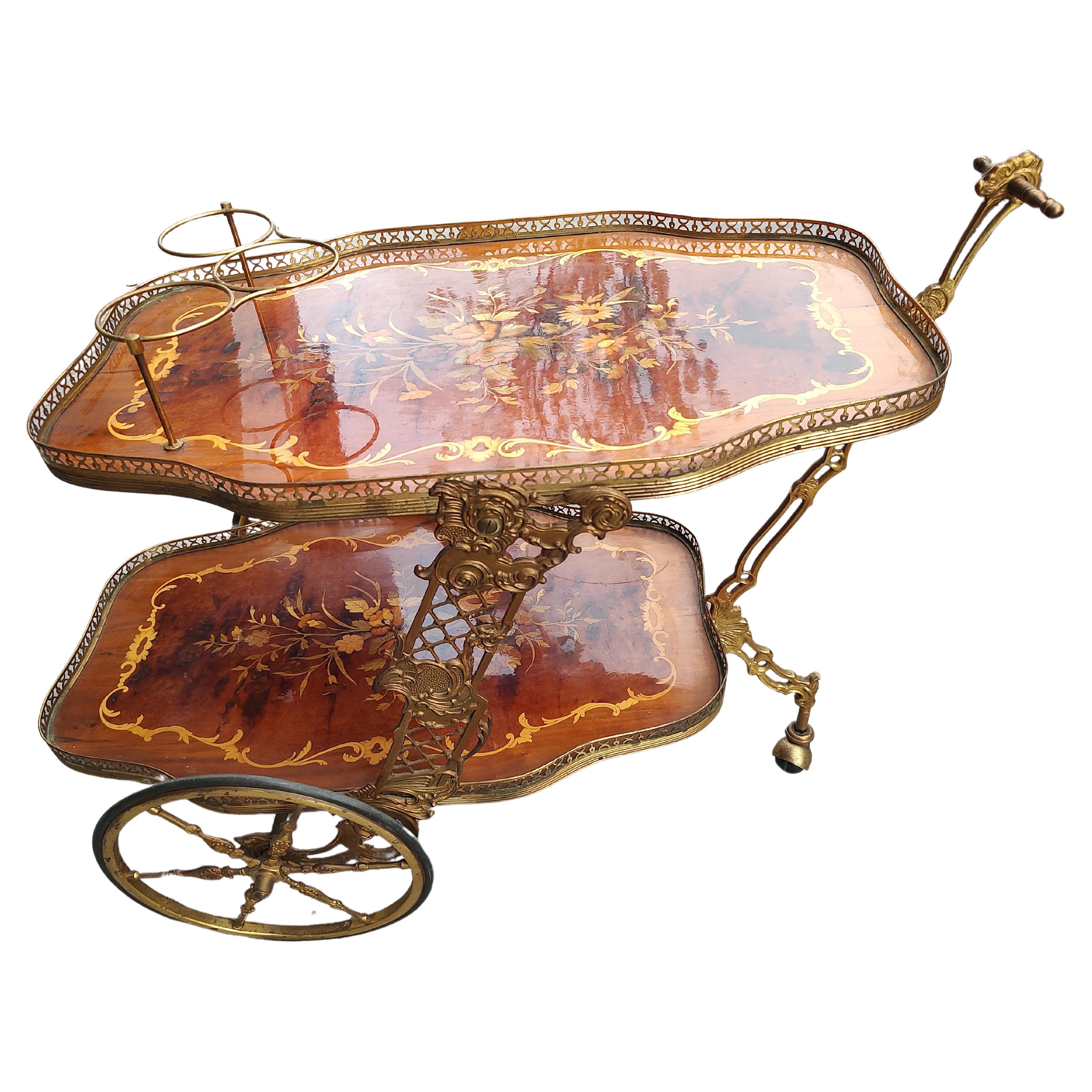 Laiton Chariot de bar à deux niveaux en laiton et marqueterie laquée Italie C1950  en vente