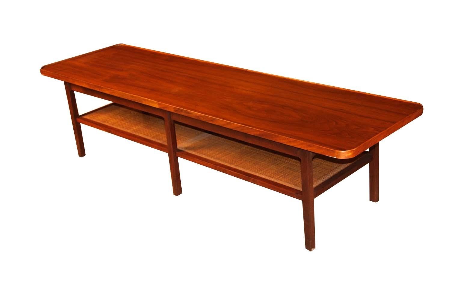 Table basse à deux étages du milieu du siècle dernier Bon état - En vente à Baltimore, MD