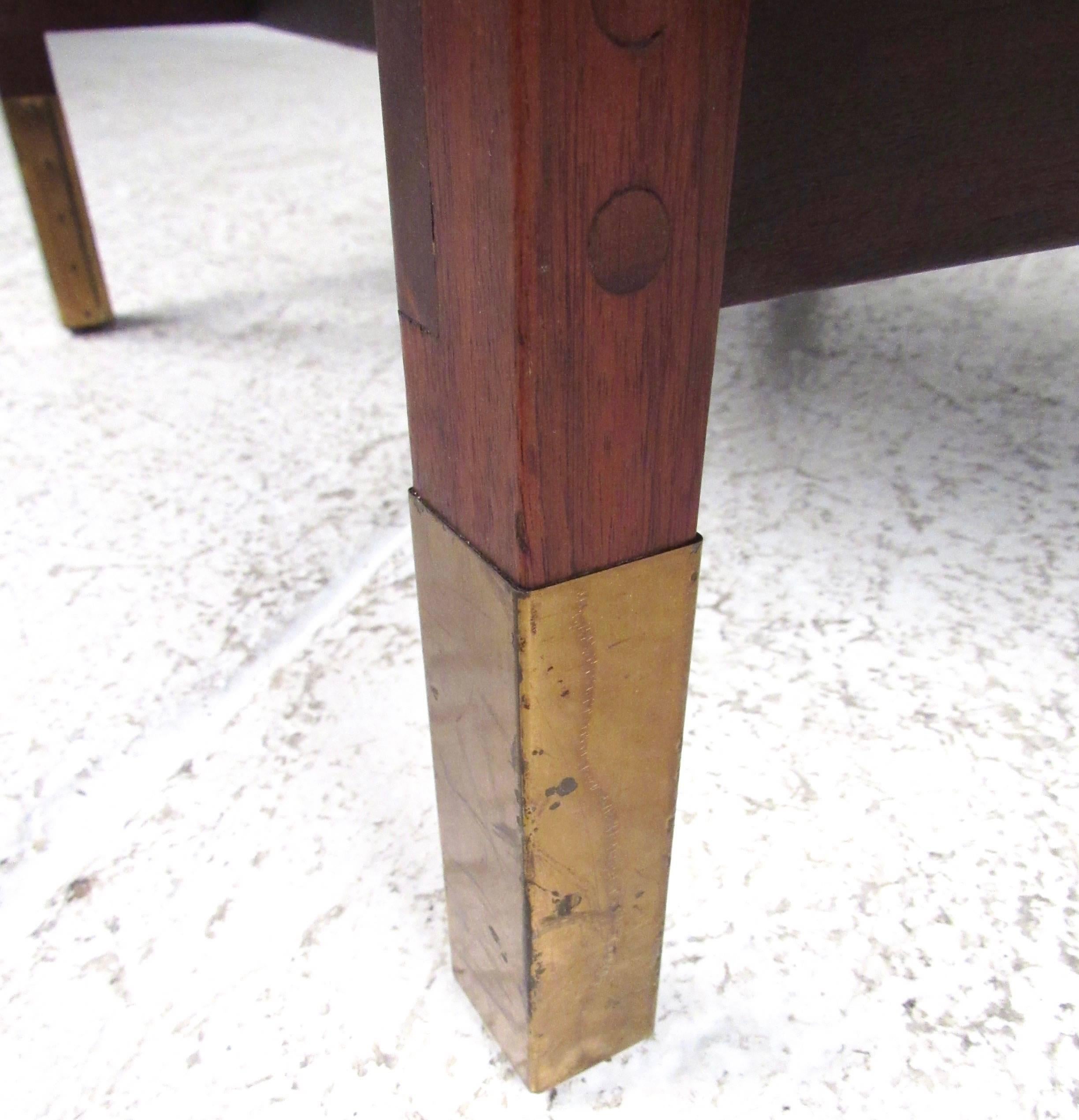 Midcentury Two-Tier End Table In Good Condition For Sale In Brooklyn, NY