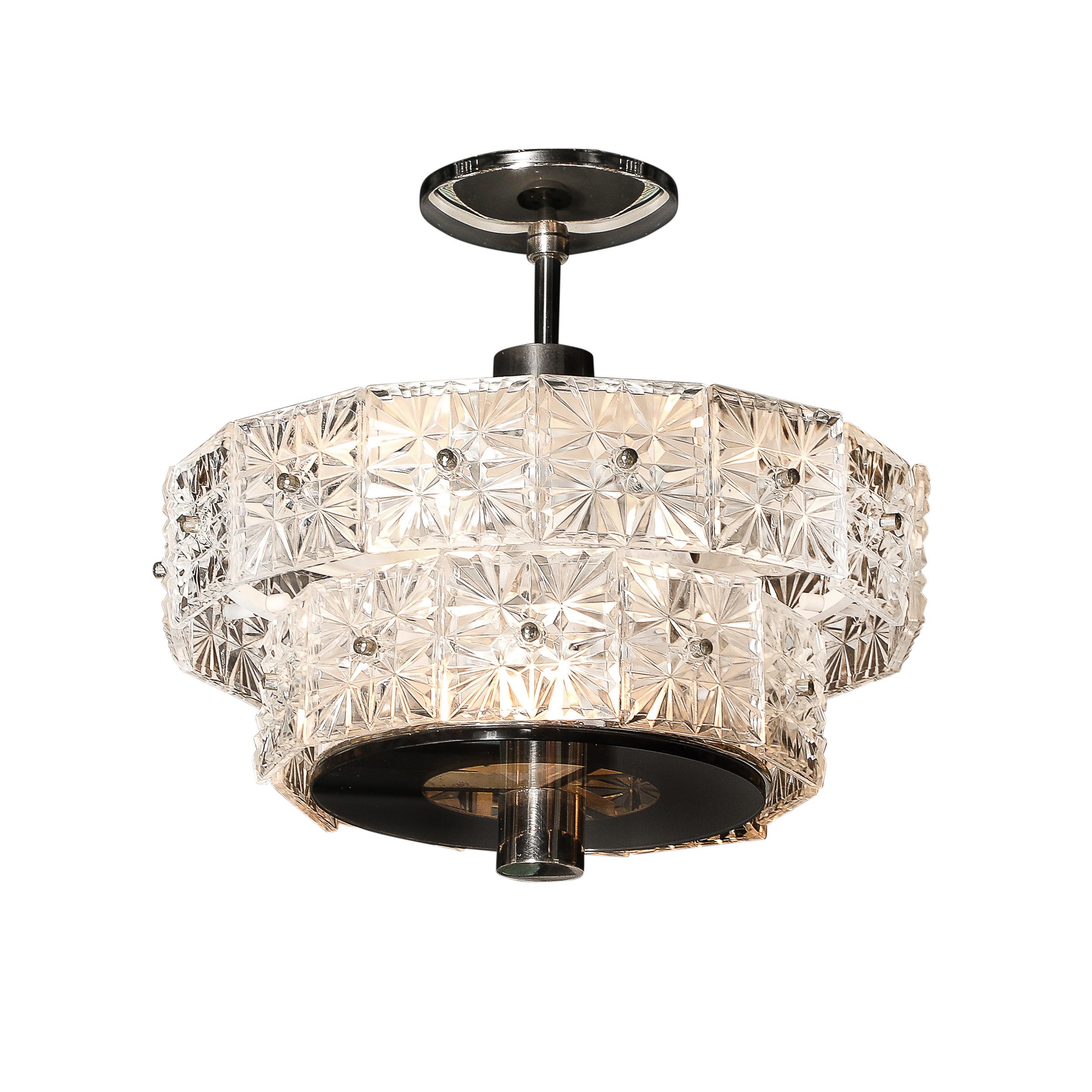 Questo splendido lampadario rotondo a due piani in cristallo tagliato sfaccettato del Mid-Century Modernist con finiture in nichel di Kinkeldey proviene dall'Austria, CIRCA 1960. Questo apparecchio è disposto su due livelli rotondi di elementi