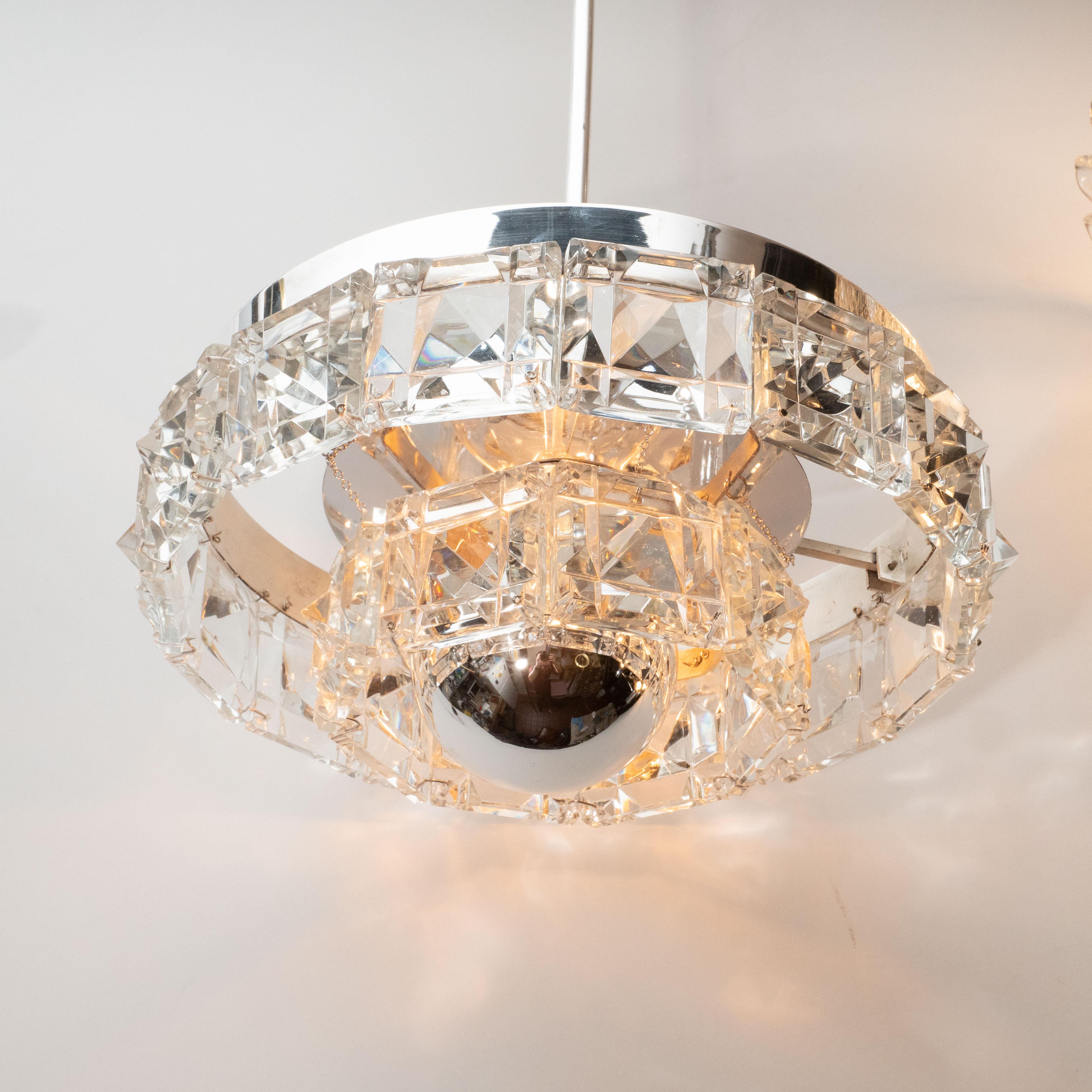Araña de cristal facetado de dos niveles de mediados de siglo, de Kinkeldey, con accesorios cromados en Excelente estado para la venta en New York, NY