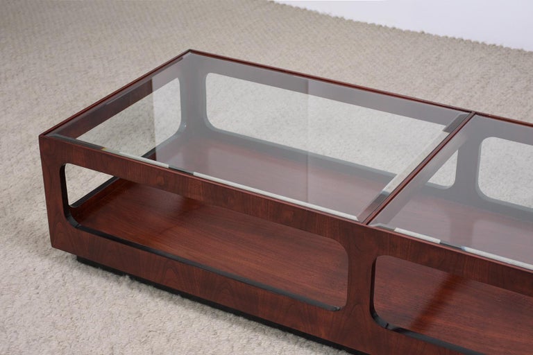 Mid Century Modern Two Tier Glass Coffee Table In Good Condition For Sale In Los Angeles, CA