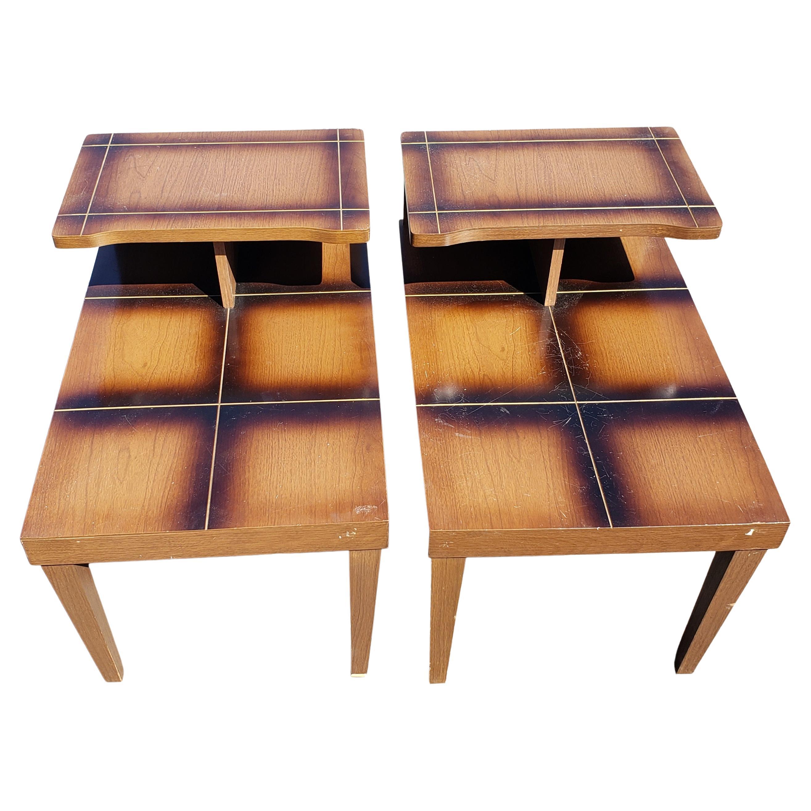 Mid-Century Modern laminate top two tier side table.
Very good vintage condition.
Some light scratches, consistent with age and normal use
Measures 17.75