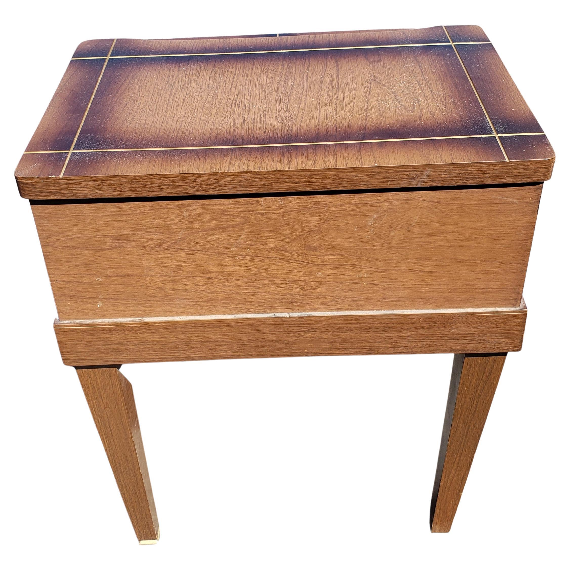 Tables d'appoint mi-siècle à deux niveaux avec plateau en stratifié, vers les années 1960 Bon état - En vente à Germantown, MD