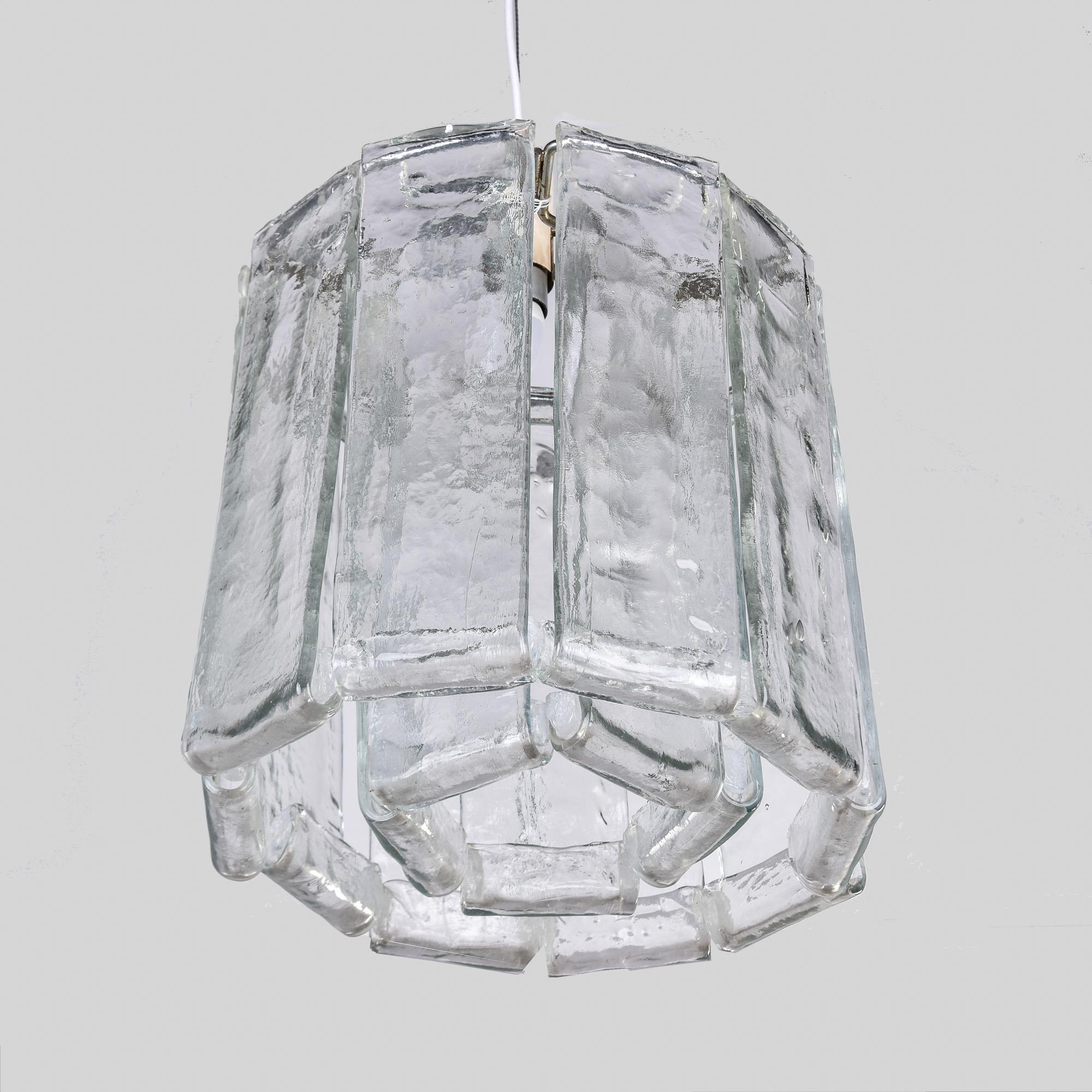 Trouvé en Italie, ce luminaire des années 1960 présente deux niveaux de pendentifs suspendus en verre soufflé transparent et est attribué à Barovier. Ce luminaire est doté d'une seule douille de taille standard au centre. Tout le câblage a été mis à