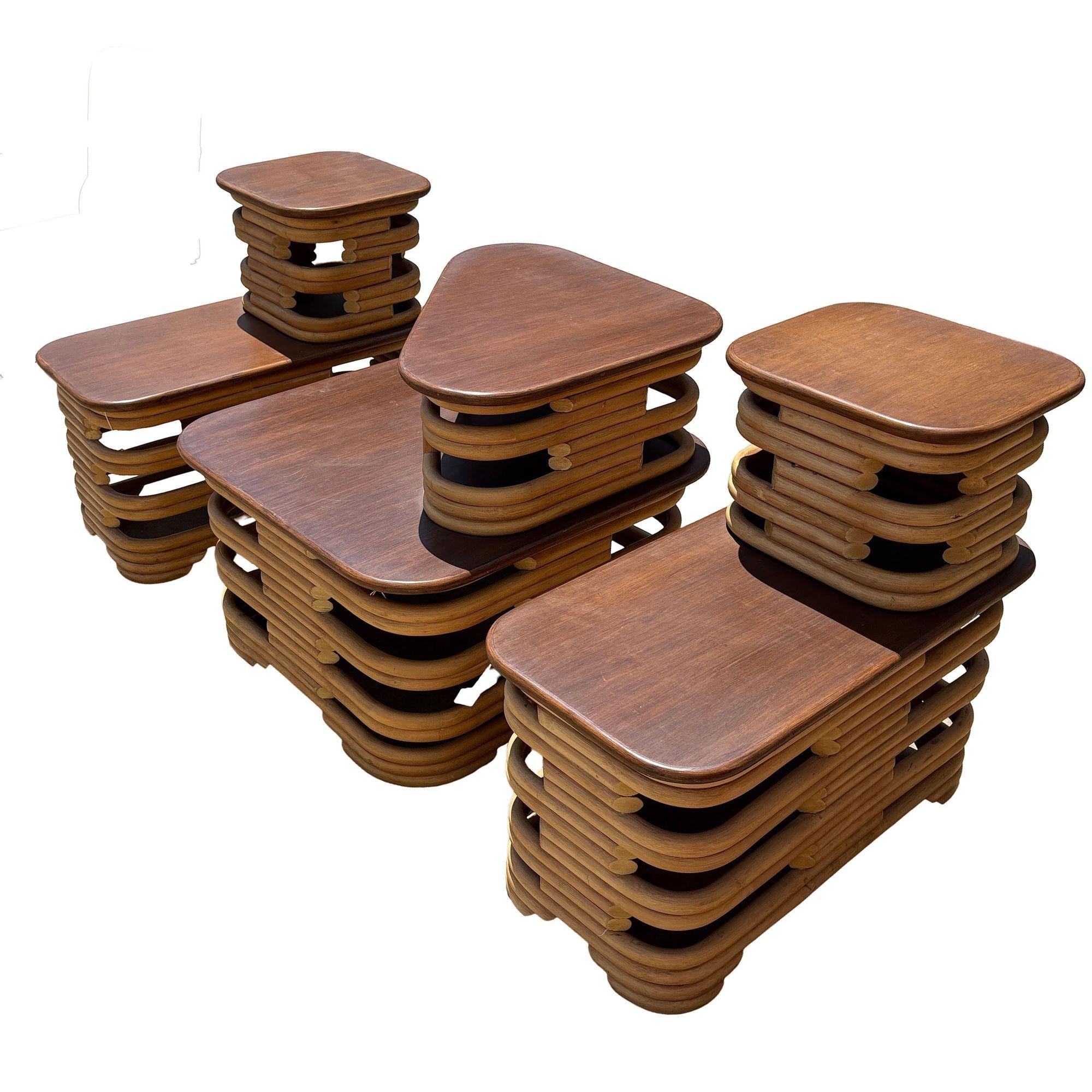Ensemble de tables d'appoint et d'angle à deux niveaux empilés en rotin et acajou Costal du milieu du siècle en vente 3