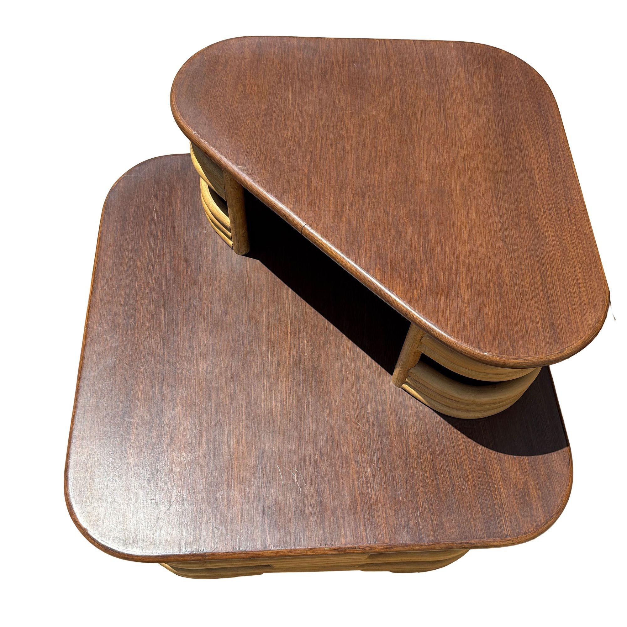 Américain Ensemble de tables d'appoint et d'angle à deux niveaux empilés en rotin et acajou Costal du milieu du siècle en vente