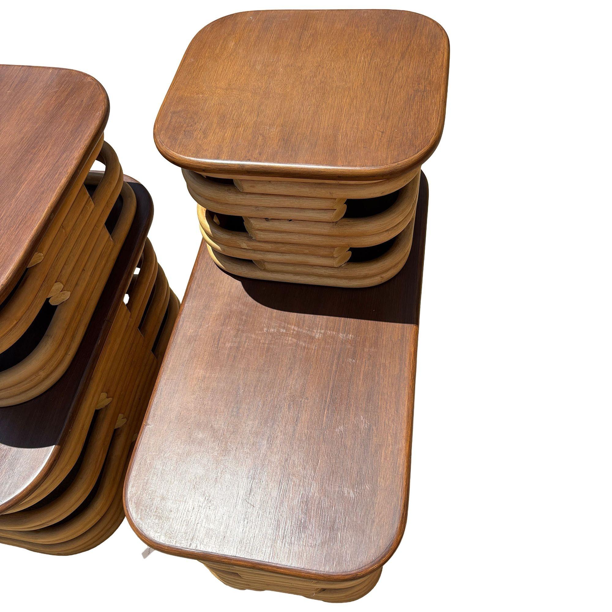 Ensemble de tables d'appoint et d'angle à deux niveaux empilés en rotin et acajou Costal du milieu du siècle Excellent état - En vente à Van Nuys, CA