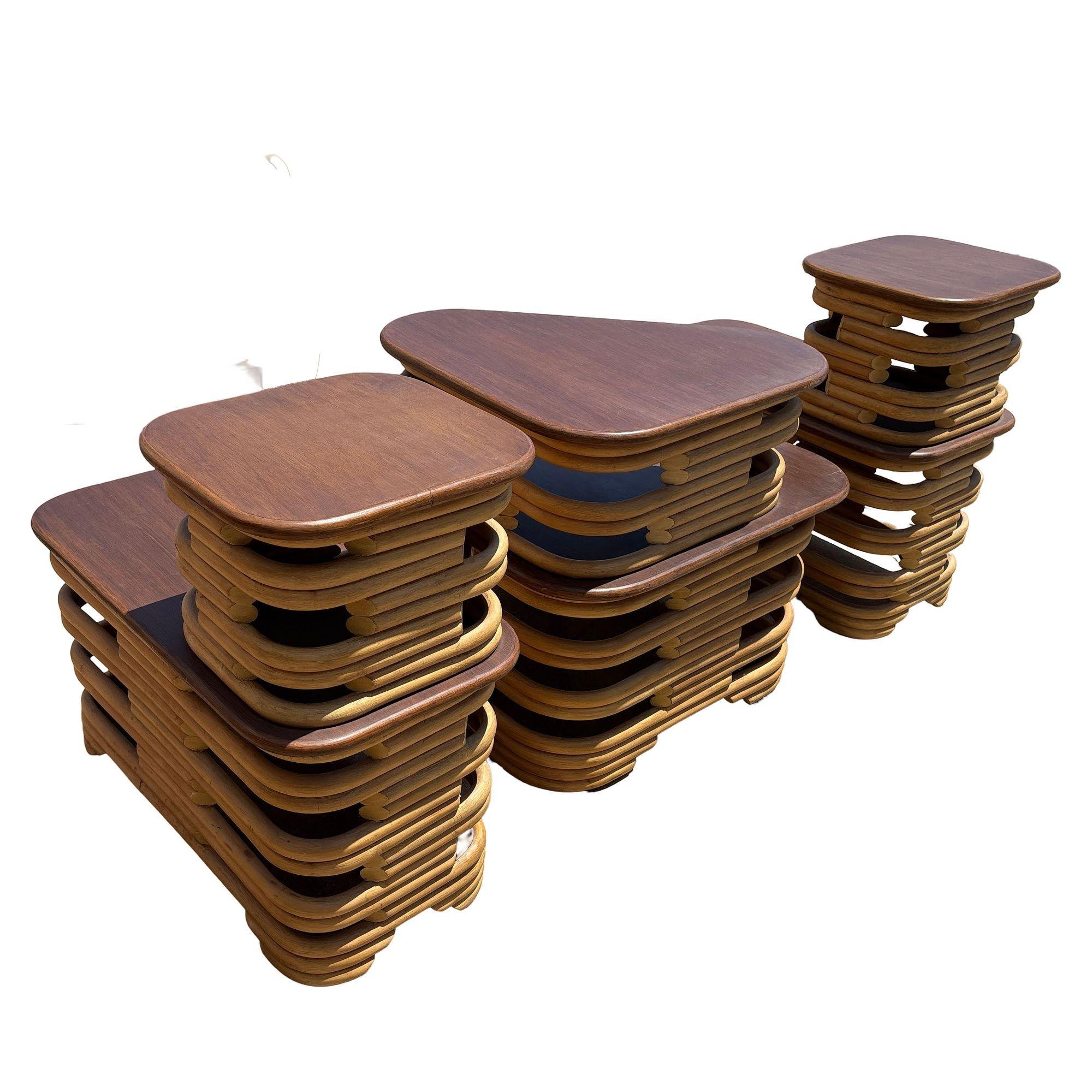 Milieu du XXe siècle Ensemble de tables d'appoint et d'angle à deux niveaux empilés en rotin et acajou Costal du milieu du siècle en vente
