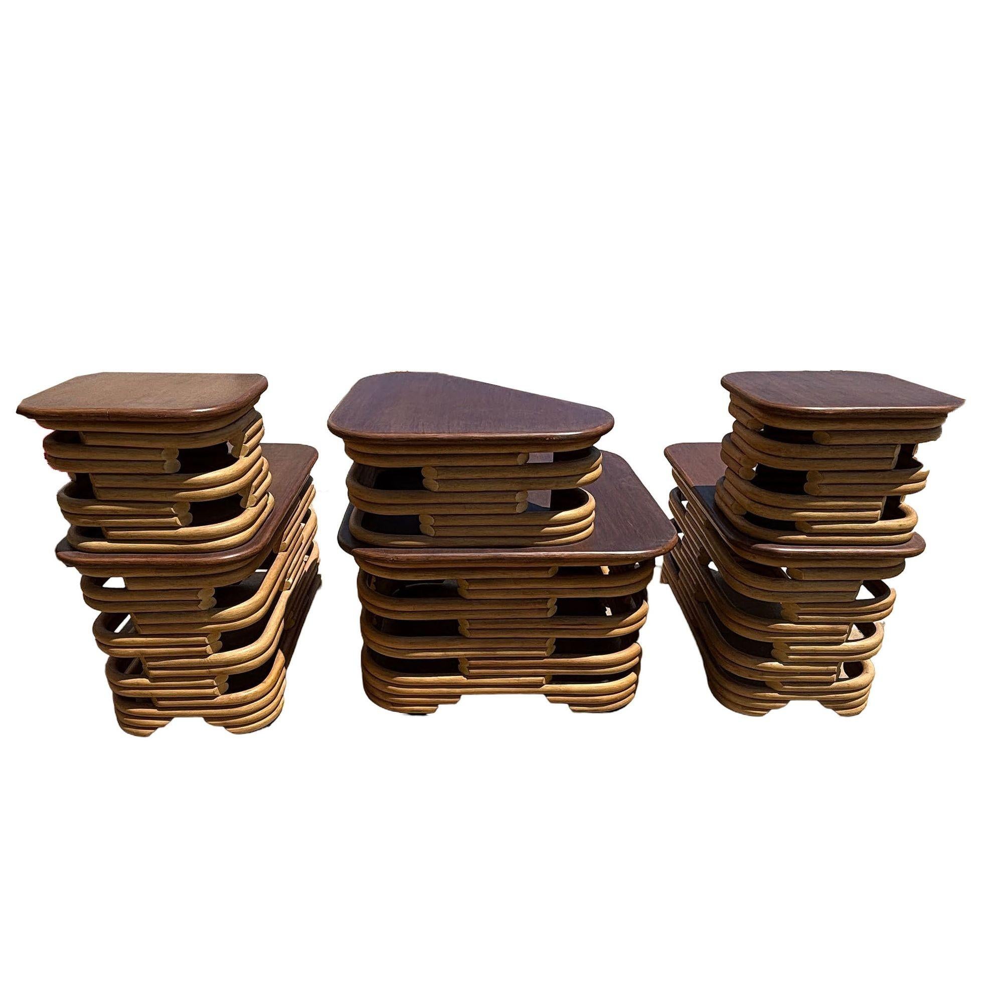 Rotin Ensemble de tables d'appoint et d'angle à deux niveaux empilés en rotin et acajou Costal du milieu du siècle en vente