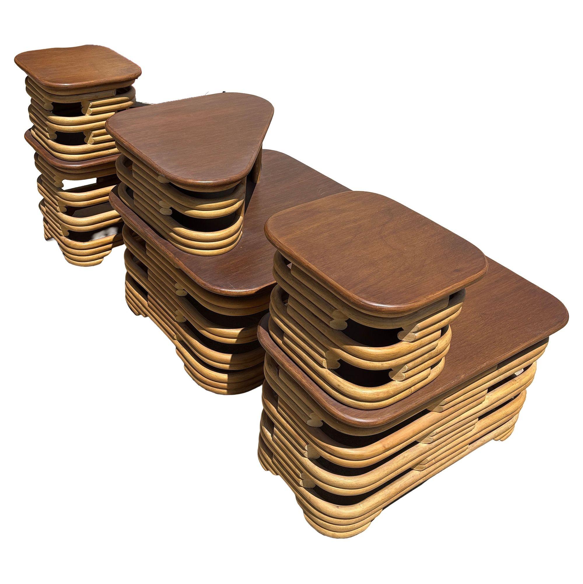 Ensemble de tables d'appoint et d'angle à deux niveaux empilés en rotin et acajou Costal du milieu du siècle en vente 1