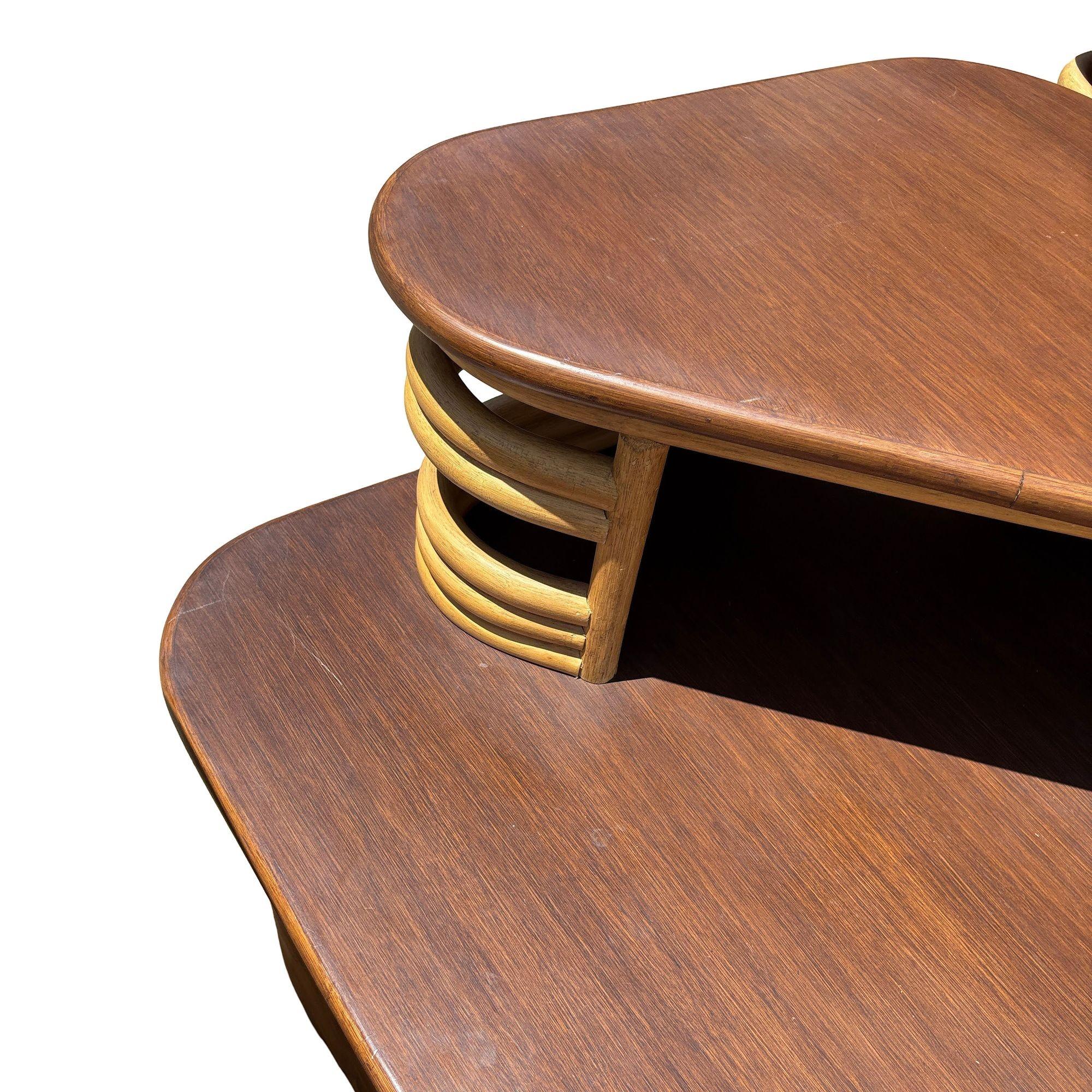 Ensemble de tables d'appoint et d'angle à deux niveaux empilés en rotin et acajou Costal du milieu du siècle en vente 2