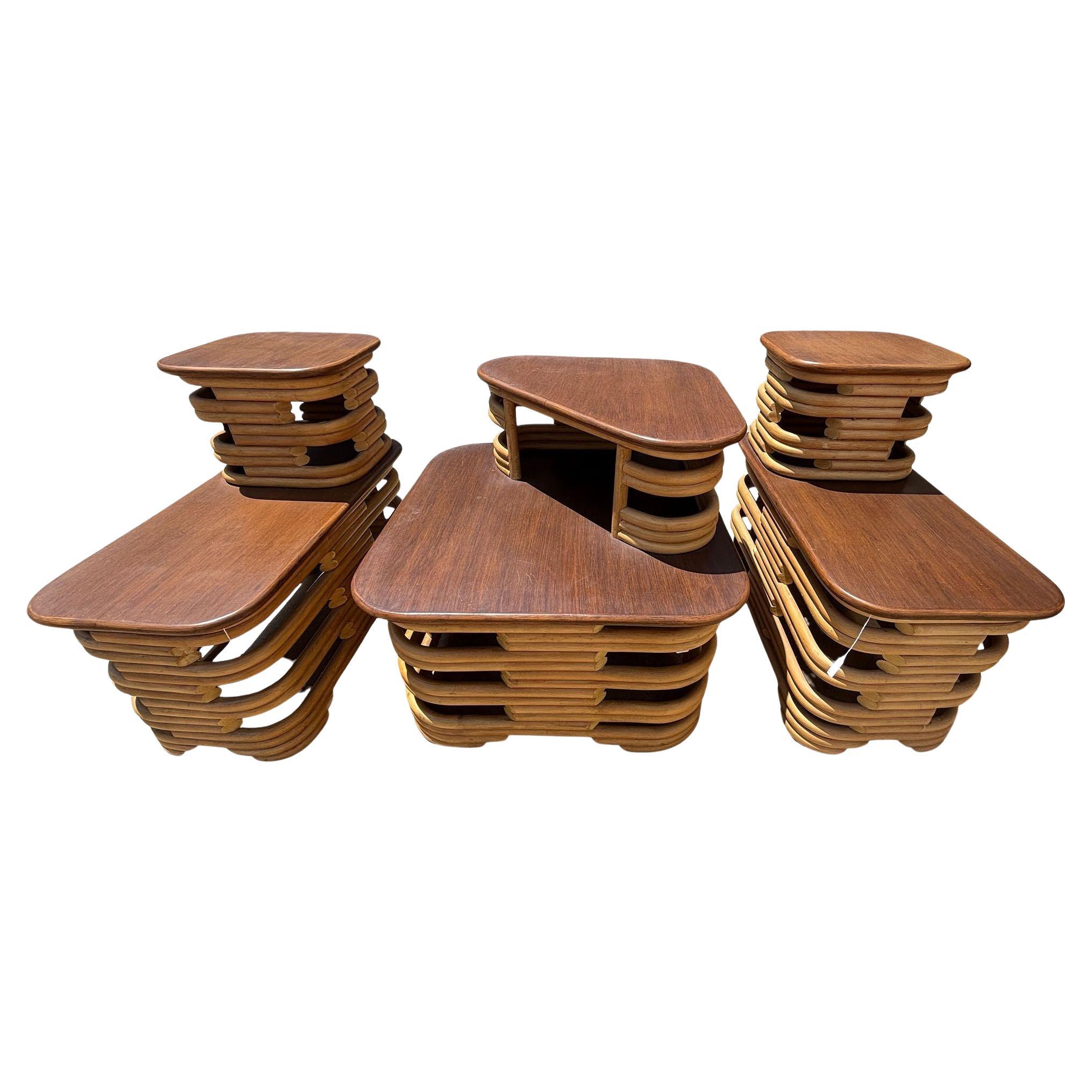Ensemble de tables d'appoint et d'angle à deux niveaux empilés en rotin et acajou Costal du milieu du siècle en vente