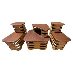 Ensemble de tables d'appoint et d'angle à deux niveaux empilés en rotin et acajou Costal du milieu du siècle
