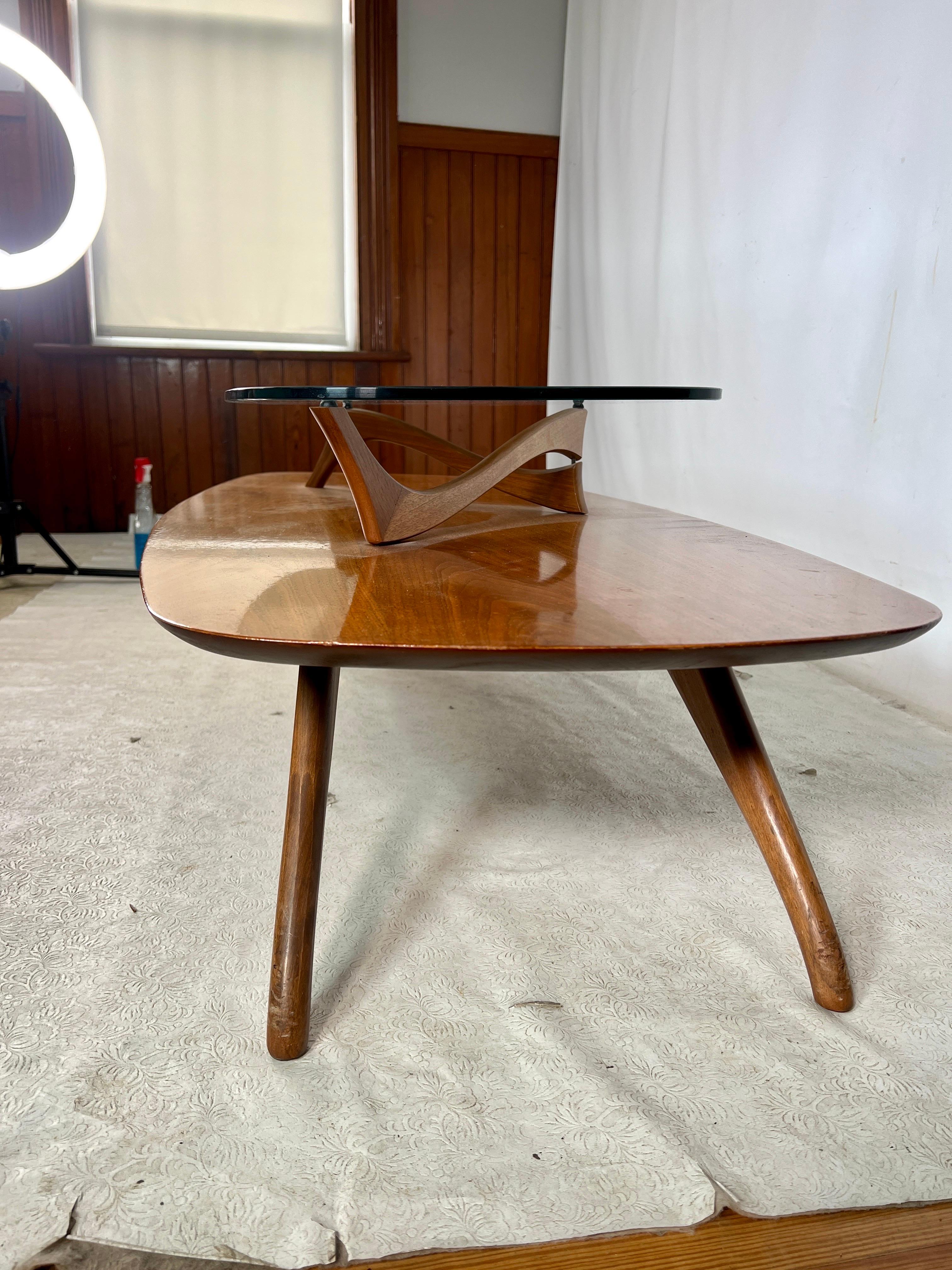 Mid-Century moderno Tavolino da caffè in noce scultoreo a due livelli del metà del secolo scorso in vendita