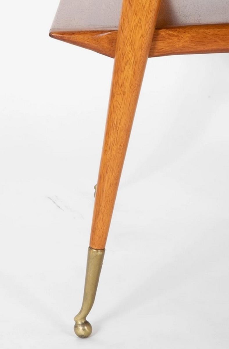 Mid-Century zweistöckigen Nussbaum Beistelltisch zugeschrieben Ico Luisa Parisi (Italienisch) im Angebot